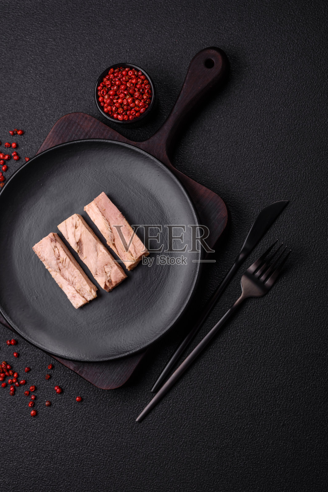 美味的金枪鱼肉罐头，加盐，香料和油照片摄影图片