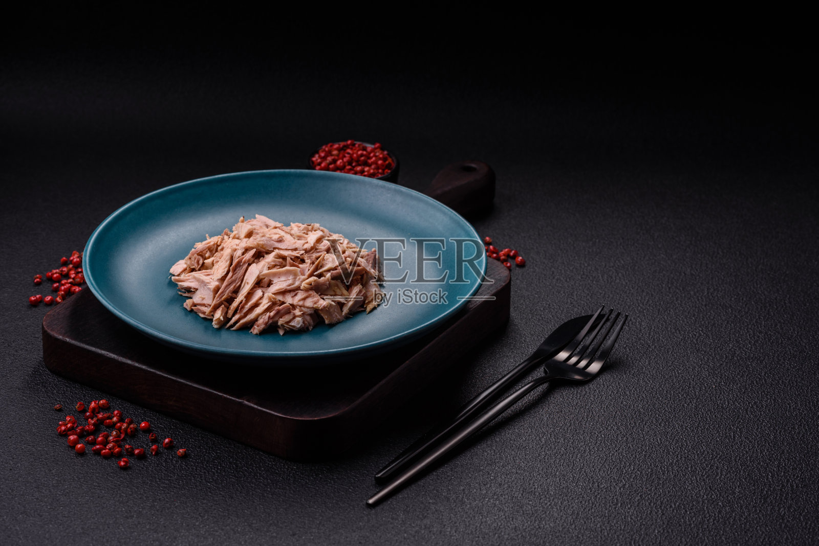 美味的金枪鱼肉罐头，加盐，香料和油照片摄影图片