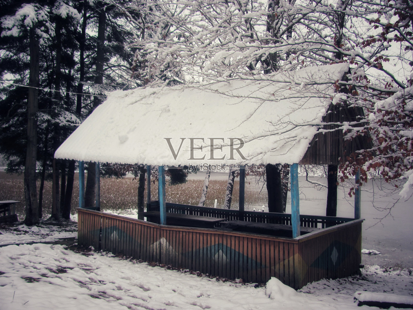 冬季湖滨凉亭照片摄影图片