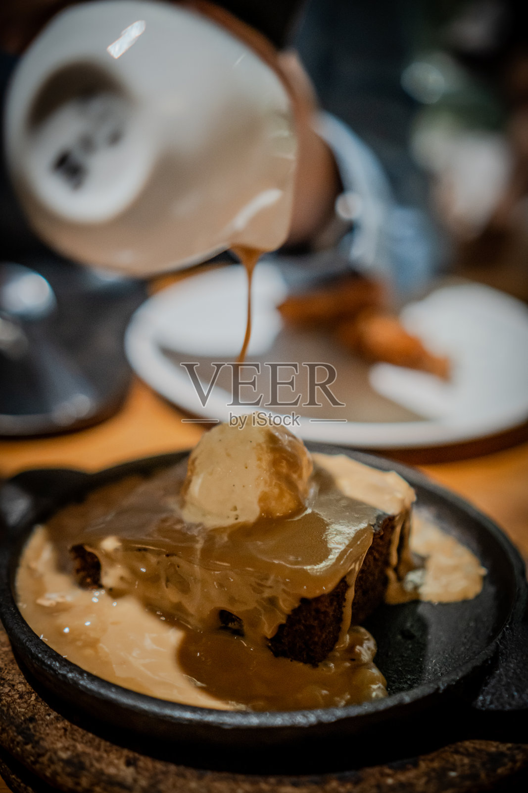 巧克力蛋糕配香草冰淇淋照片摄影图片