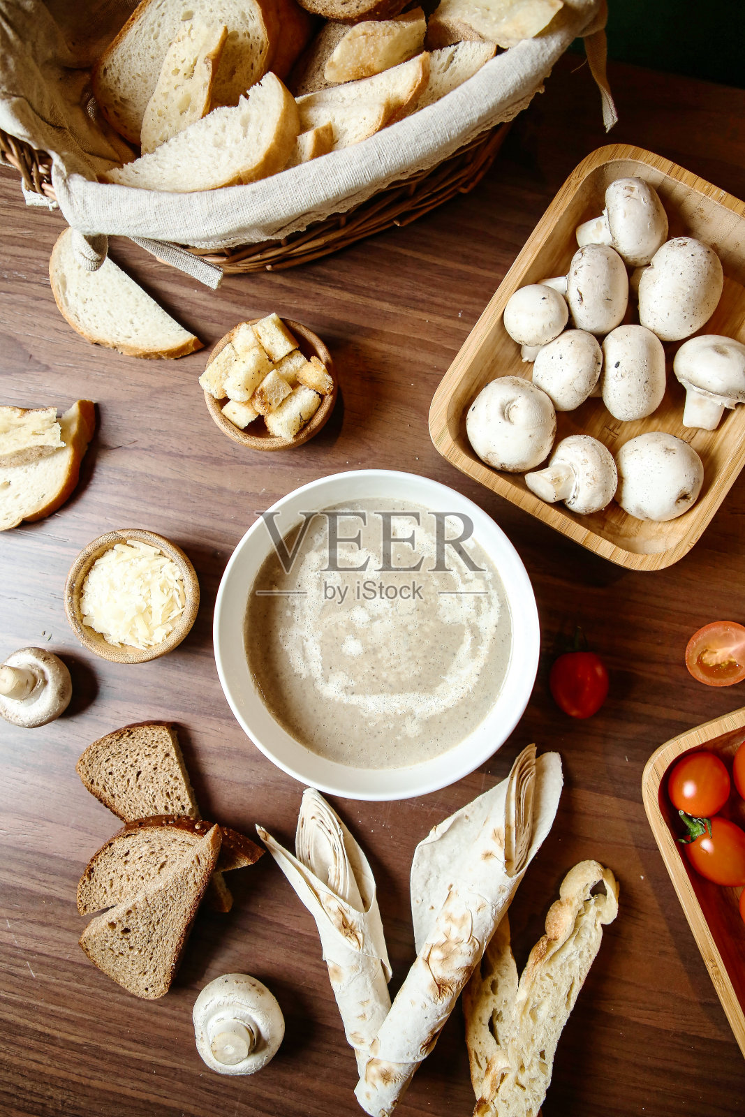 木桌上摆放着各式各样的食物照片摄影图片