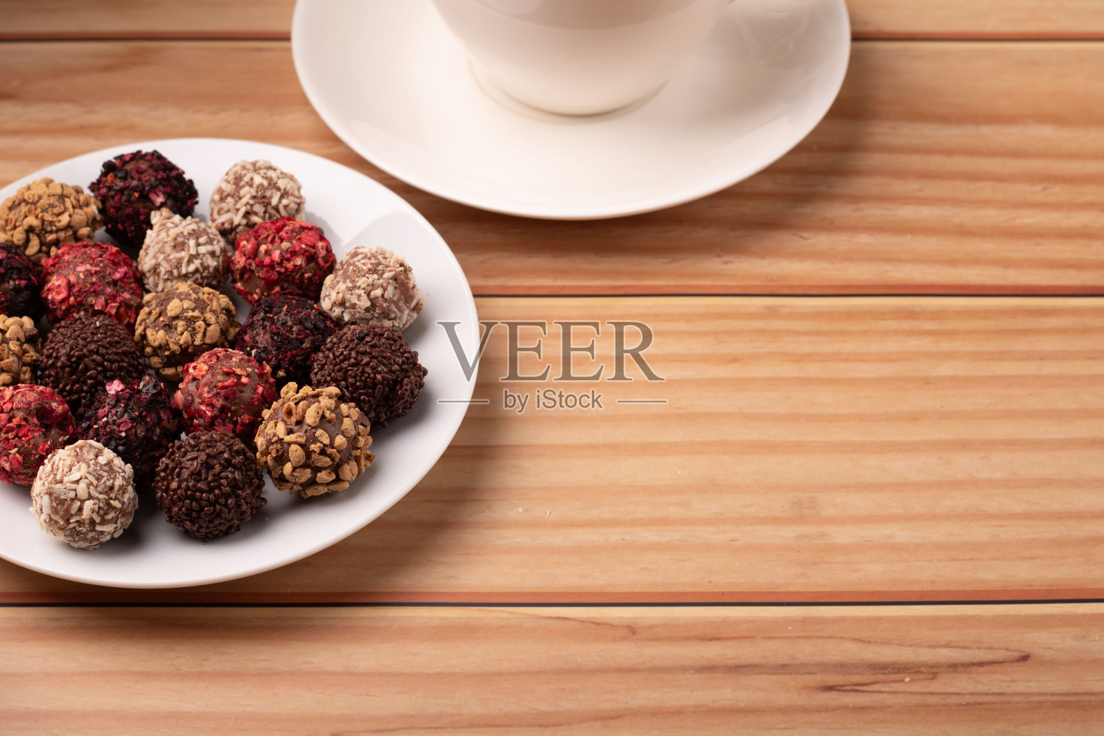 糖果，甜点，杯子，咖啡，食品，混合，甜，巧克力，松露，拷贝空间，棕色，深色，咖啡因，香气，热，牛奶，饮料照片摄影图片