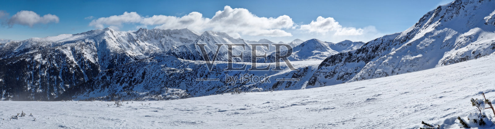雄伟的巴尔干山脉全景。保加利亚冰雪覆盖的岩石山峰照片摄影图片