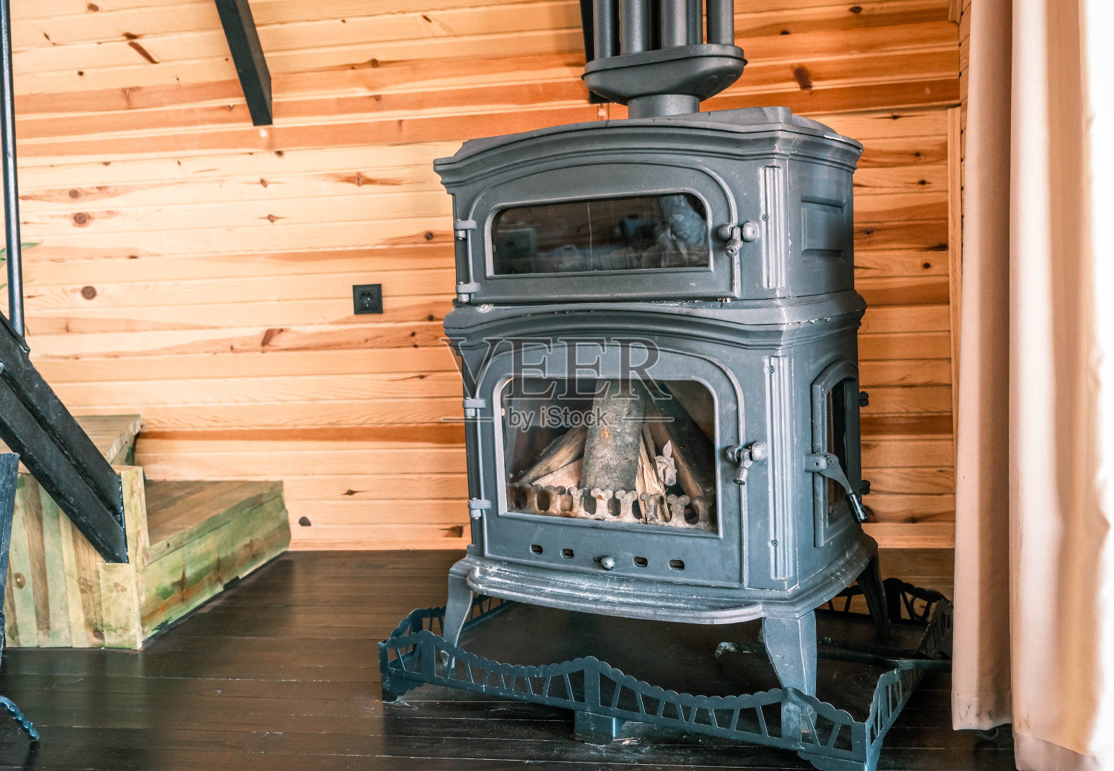 客厅的壁炉立在木地板上。现代室内家居照片摄影图片