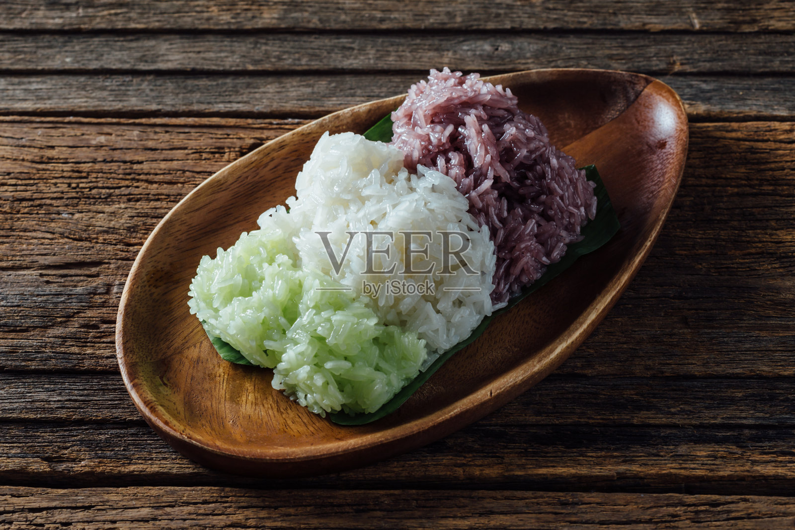 蛋奶沙司甜点，泰国甜点塑料盒照片摄影图片