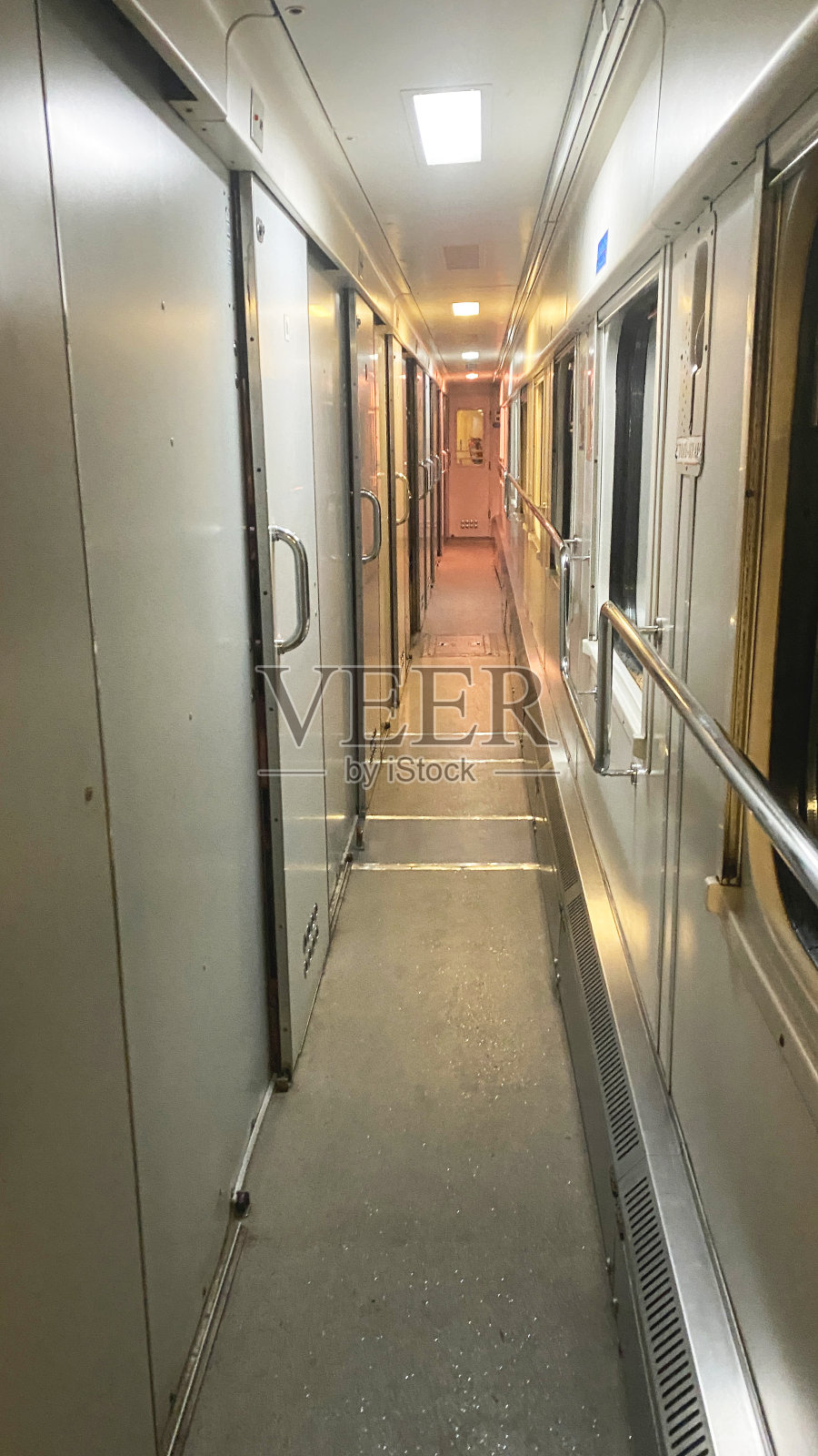 火车车厢的走廊照片摄影图片