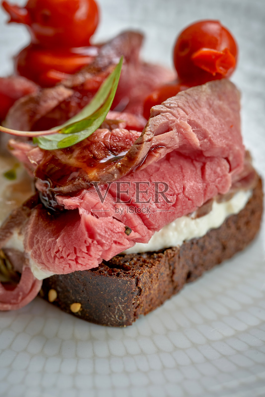 在盘子里放烤牛肉和蔬菜照片摄影图片