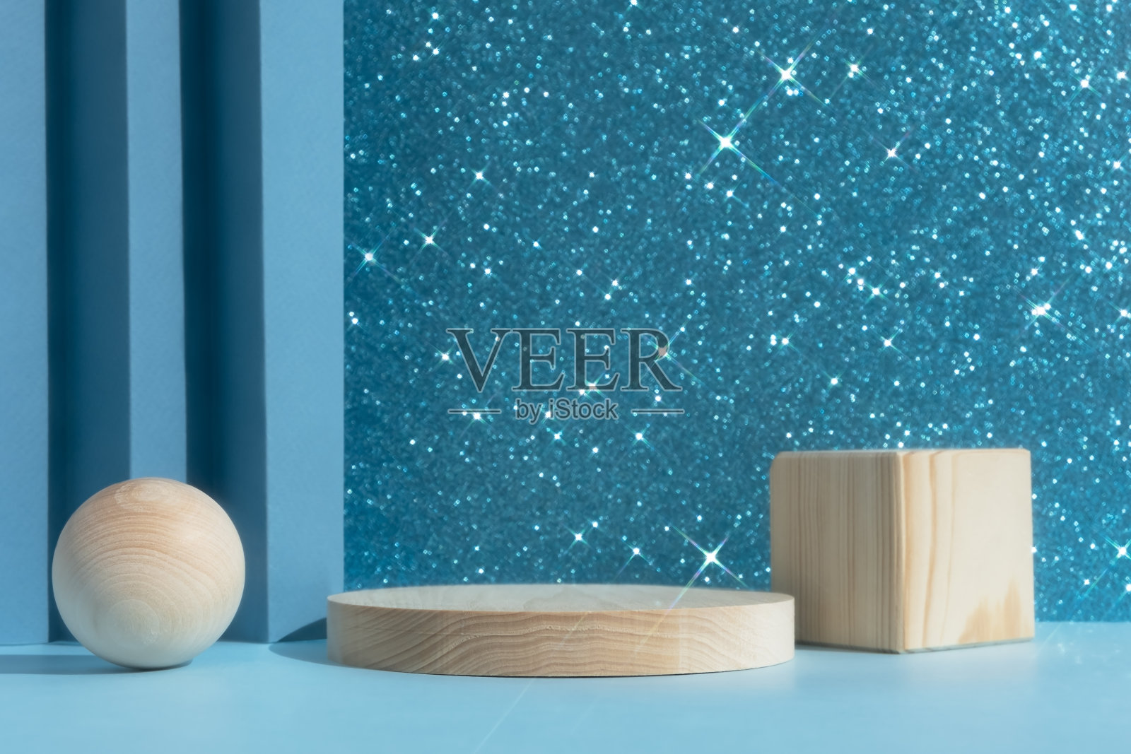 木质的讲台，抽象的闪闪发光的蓝色背景。带有几何背景的空场景。陈列柜:用来展示化妆品或礼物的陈列柜。照片摄影图片
