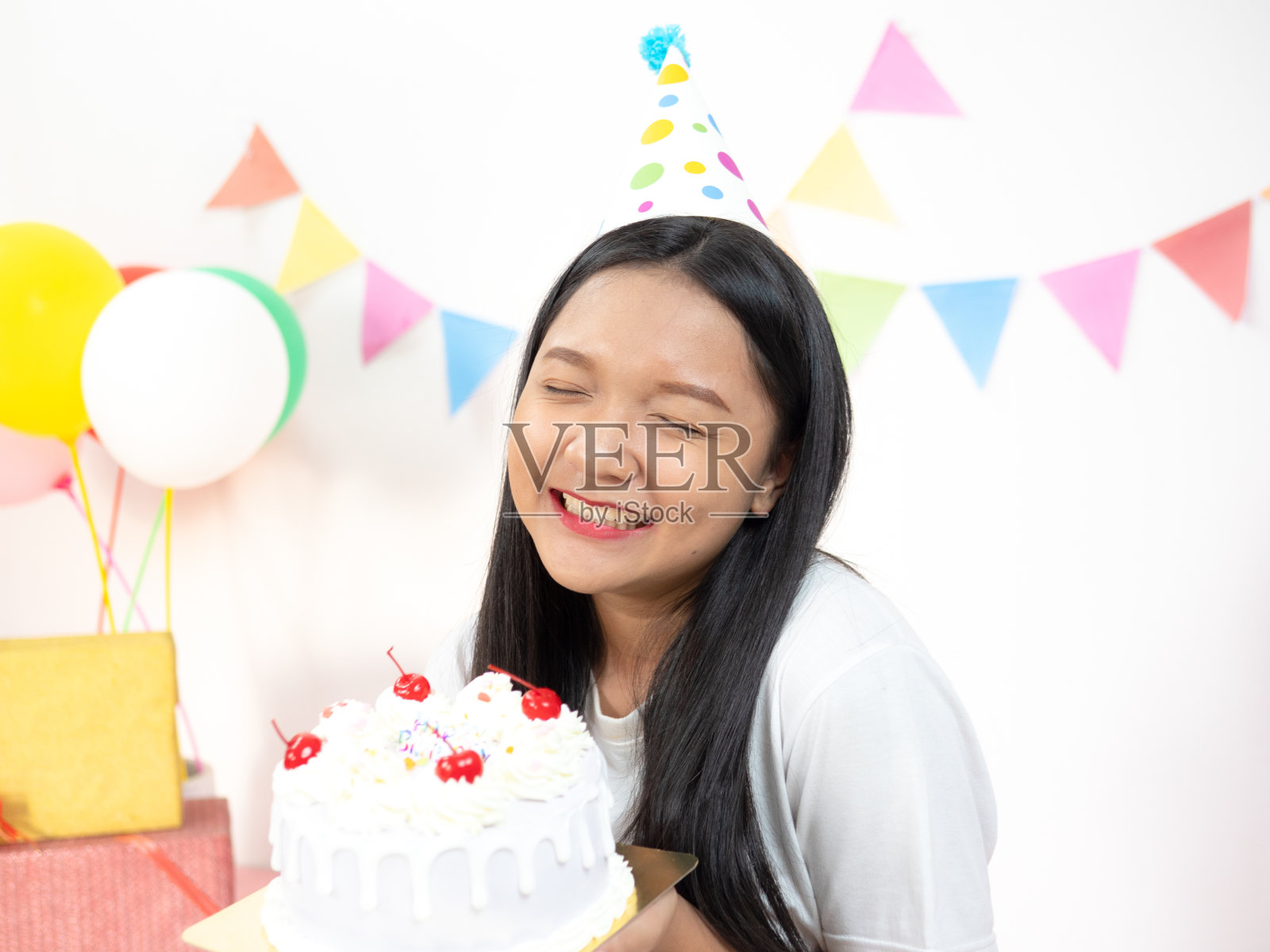 快乐的女孩在生日聚会上享受蛋糕的时光照片摄影图片