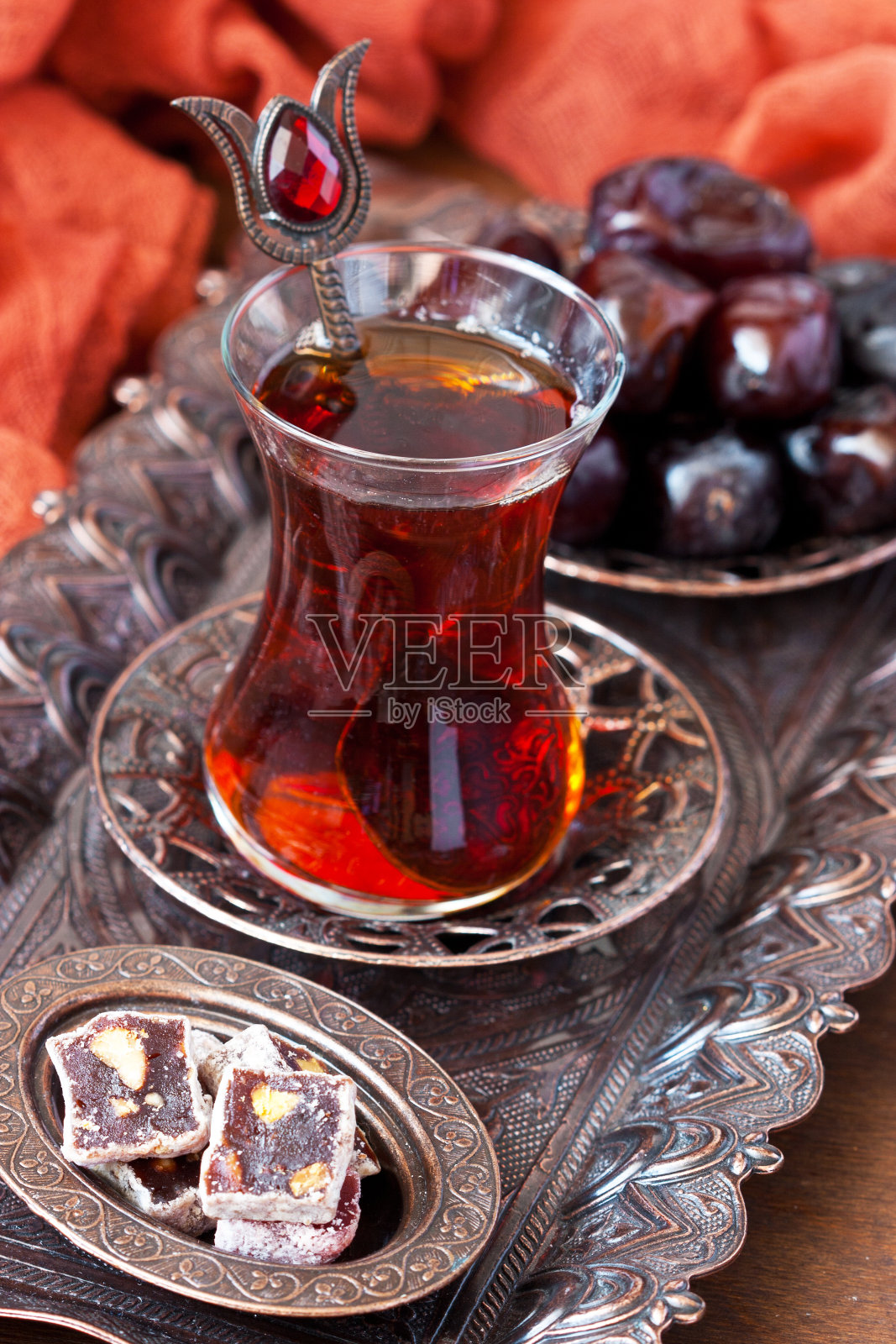 玻璃茶杯与东方糖果在复古托盘照片摄影图片