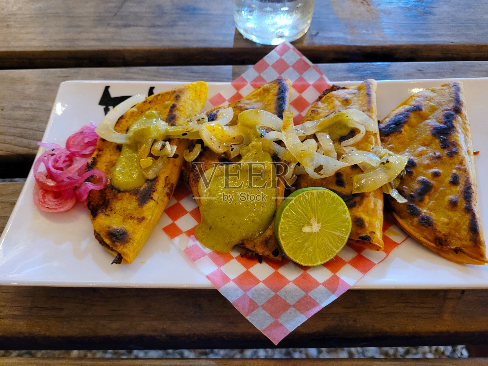 多汁的墨西哥卷饼配青柠和洋葱照片摄影图片