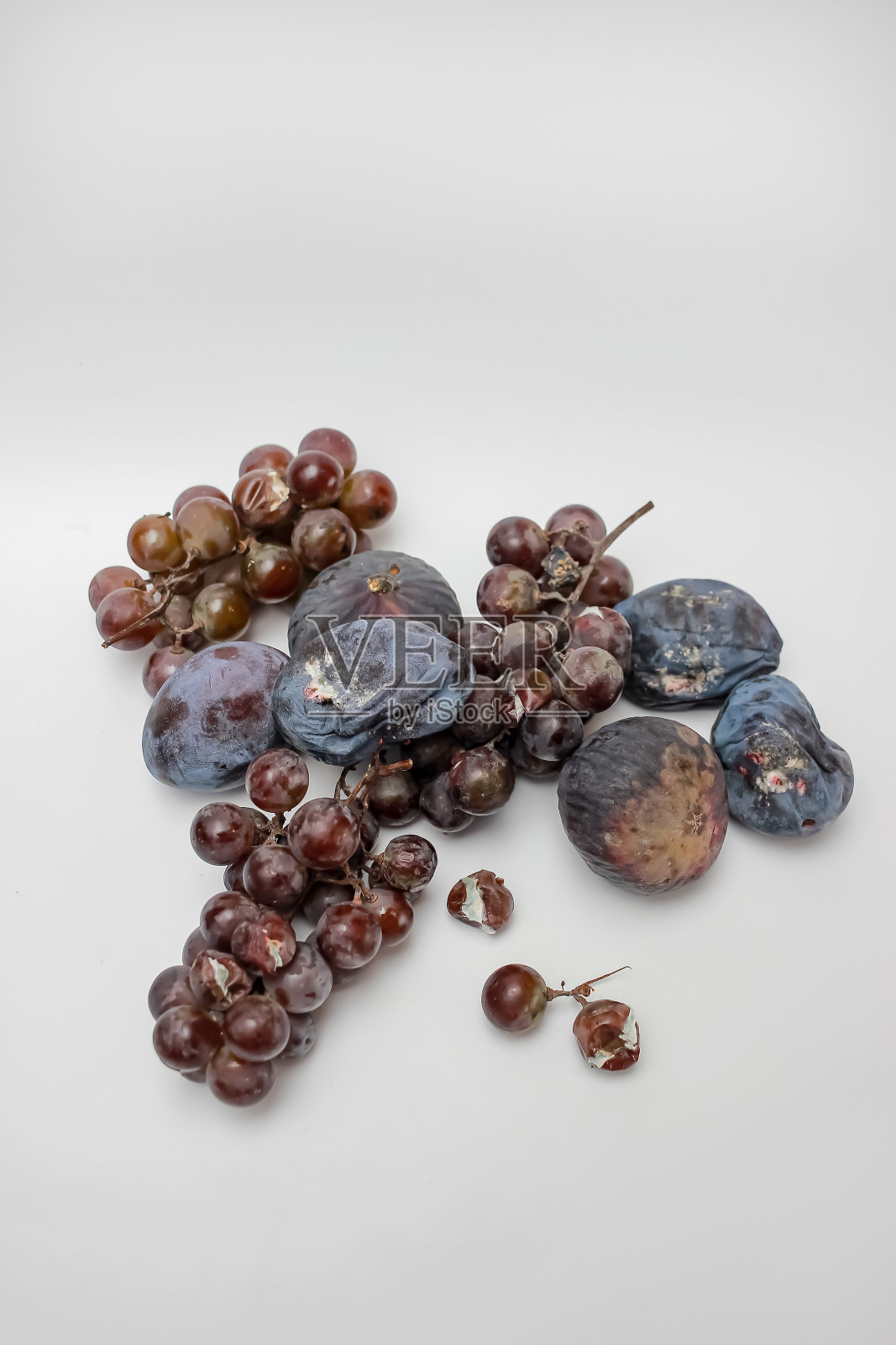 带有腐烂浆果和水果的静物画:葡萄，无花果，李子照片摄影图片