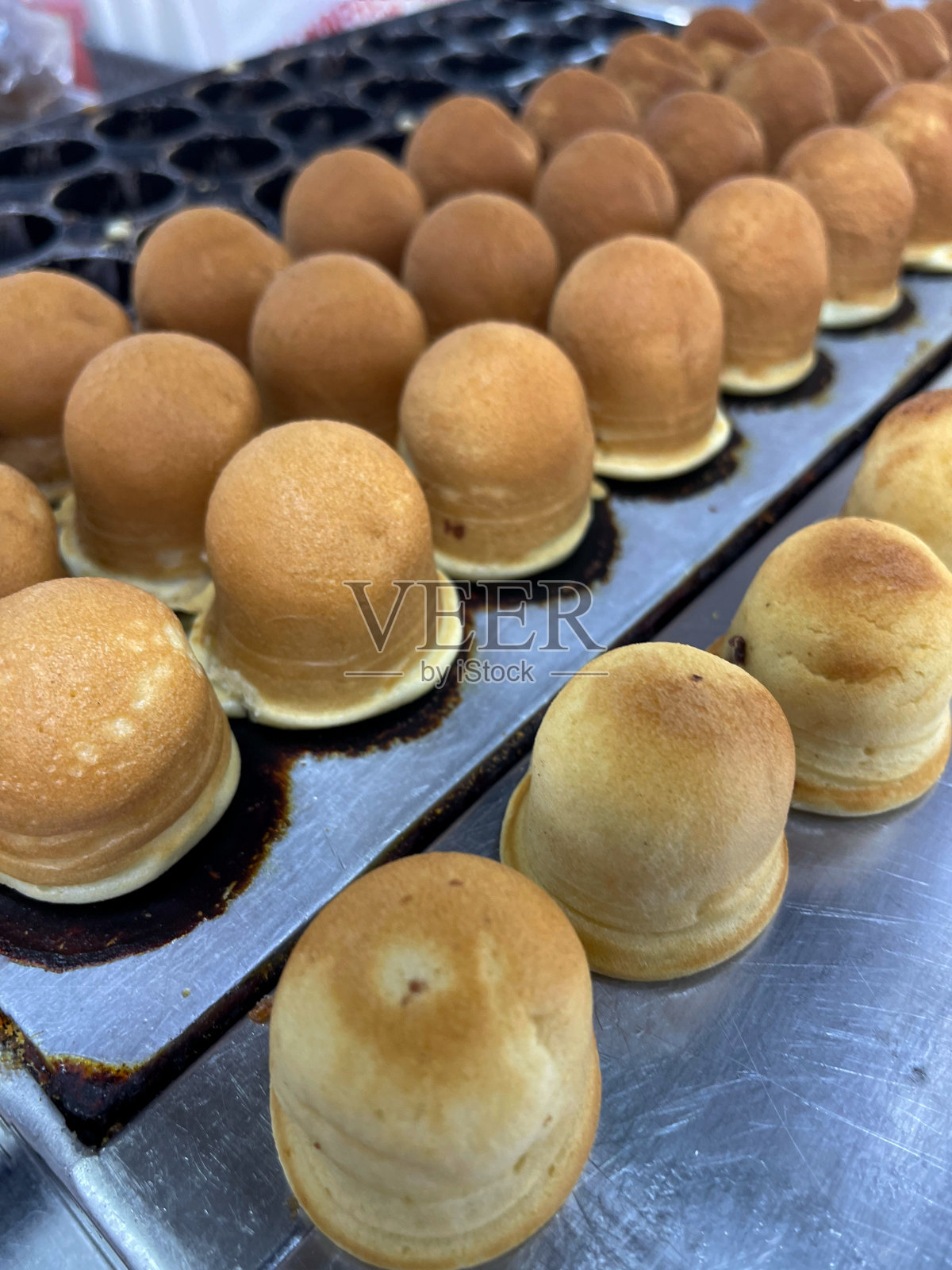 马来西亚柔佛州的街头小贩正在烹制塔斯提亚丸子照片摄影图片