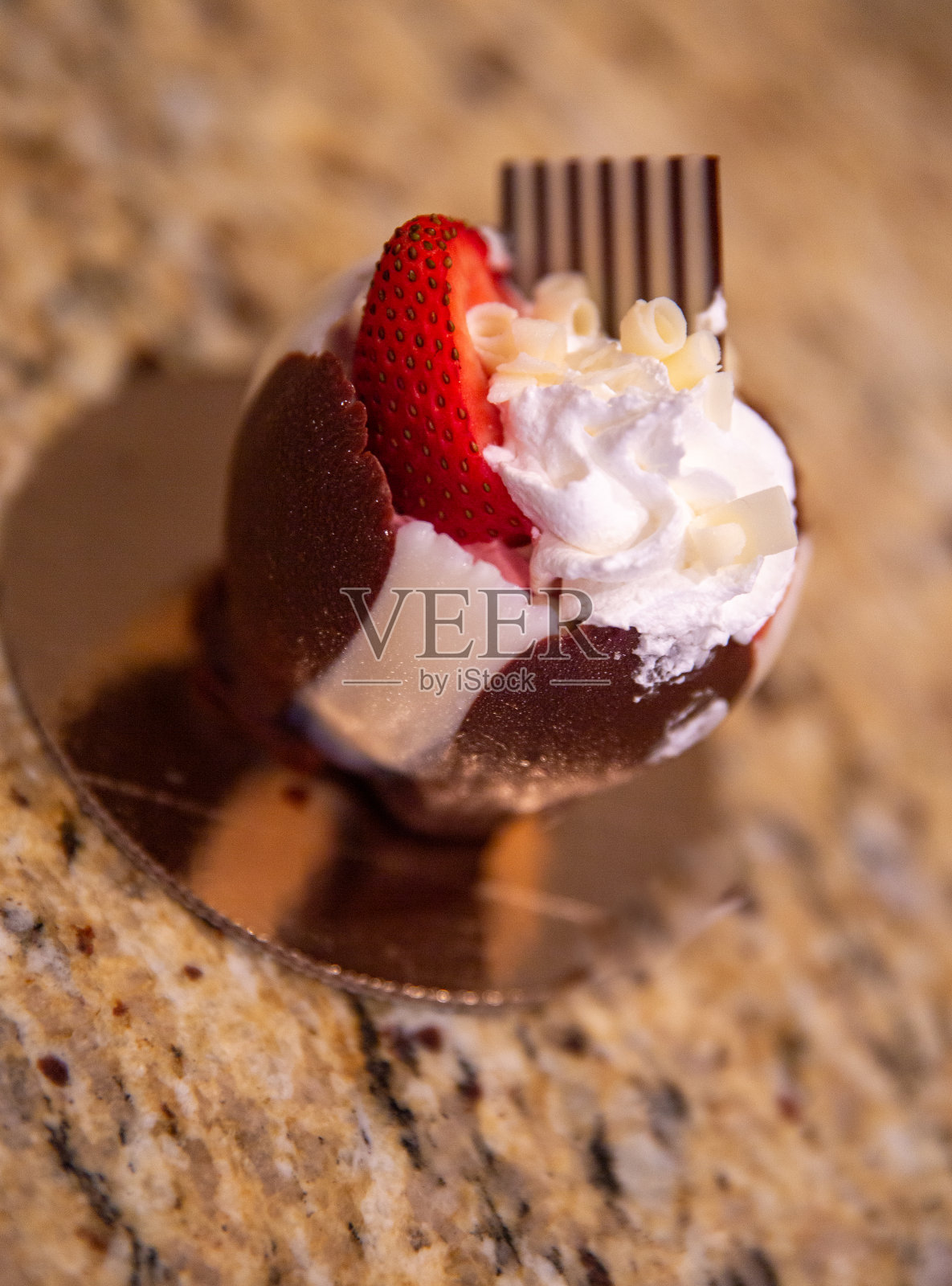 草莓巧克力杯照片摄影图片