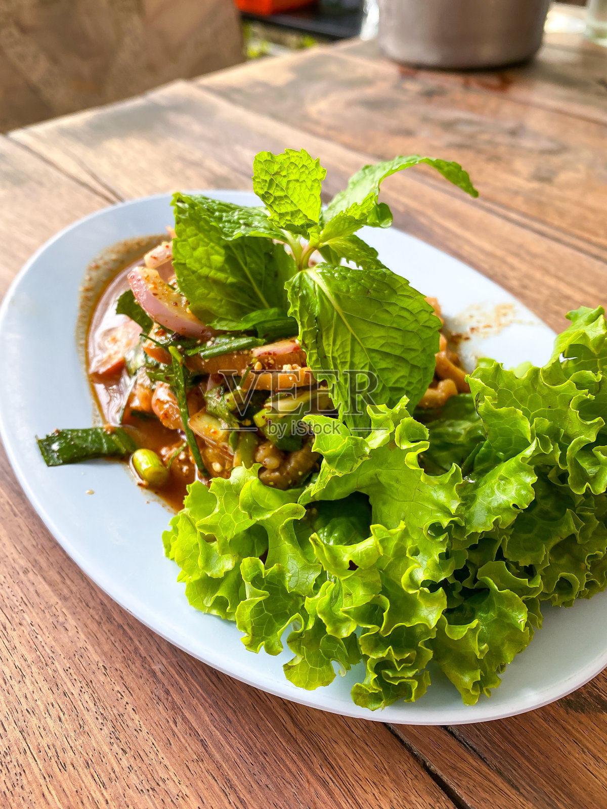 桌上的泰式麻辣肉末照片摄影图片