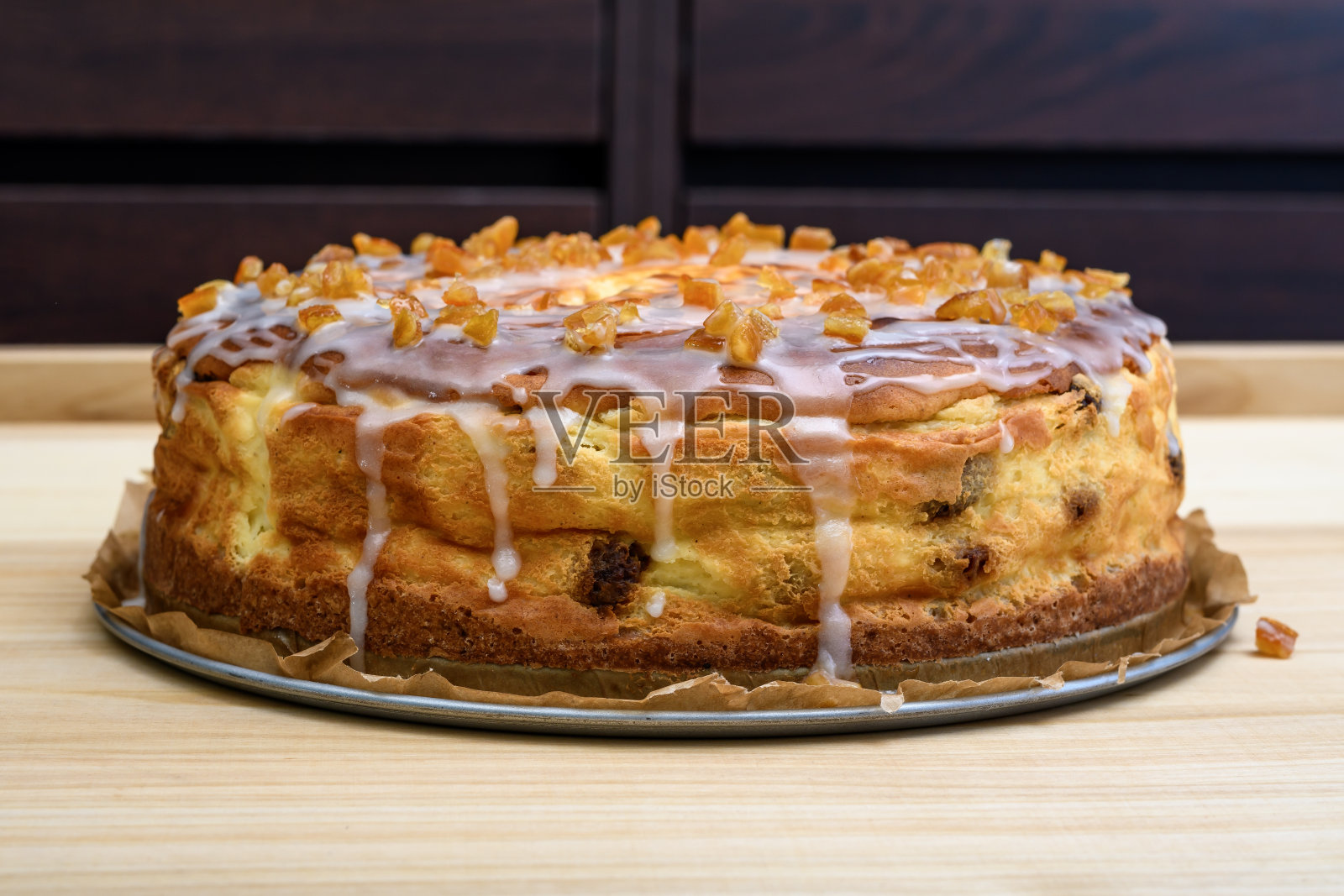 自制烤芝士蛋糕，用糖霜装饰葡萄干，洒上蜜饯橘子皮照片摄影图片