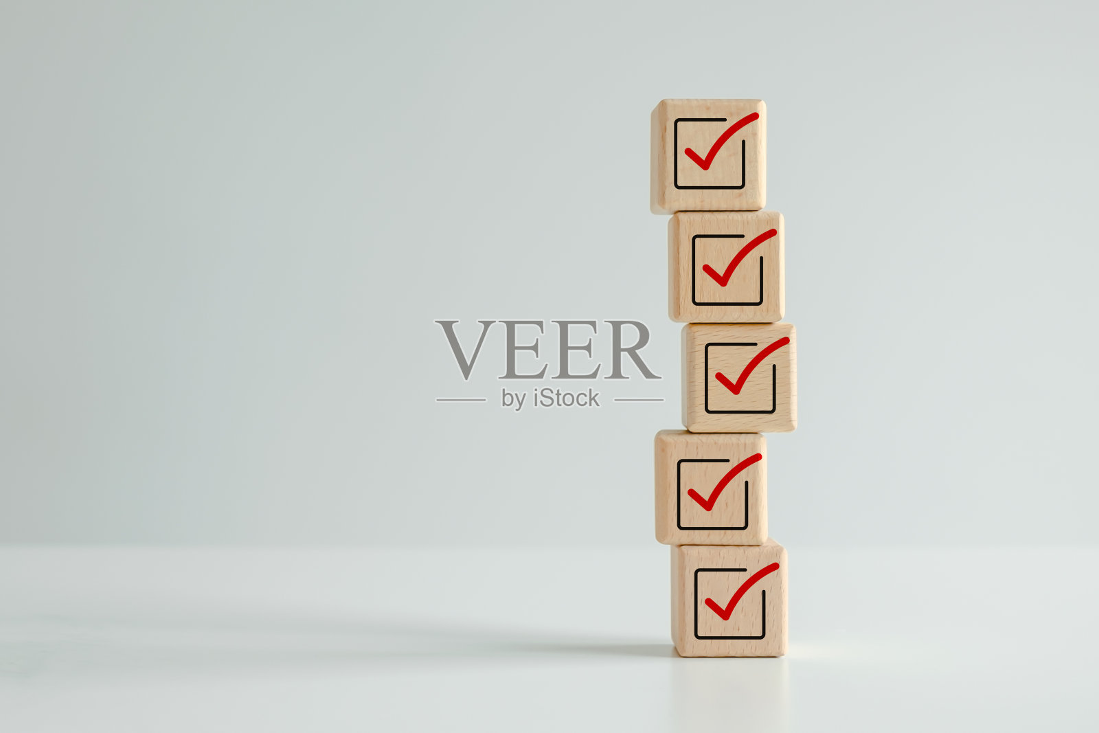 检查表、任务表、调查和评估。质量控制。目标实现和业务成功。选举和投票，投票，待办事项列表。木块堆上的红色正确复选标记图标。照片摄影图片