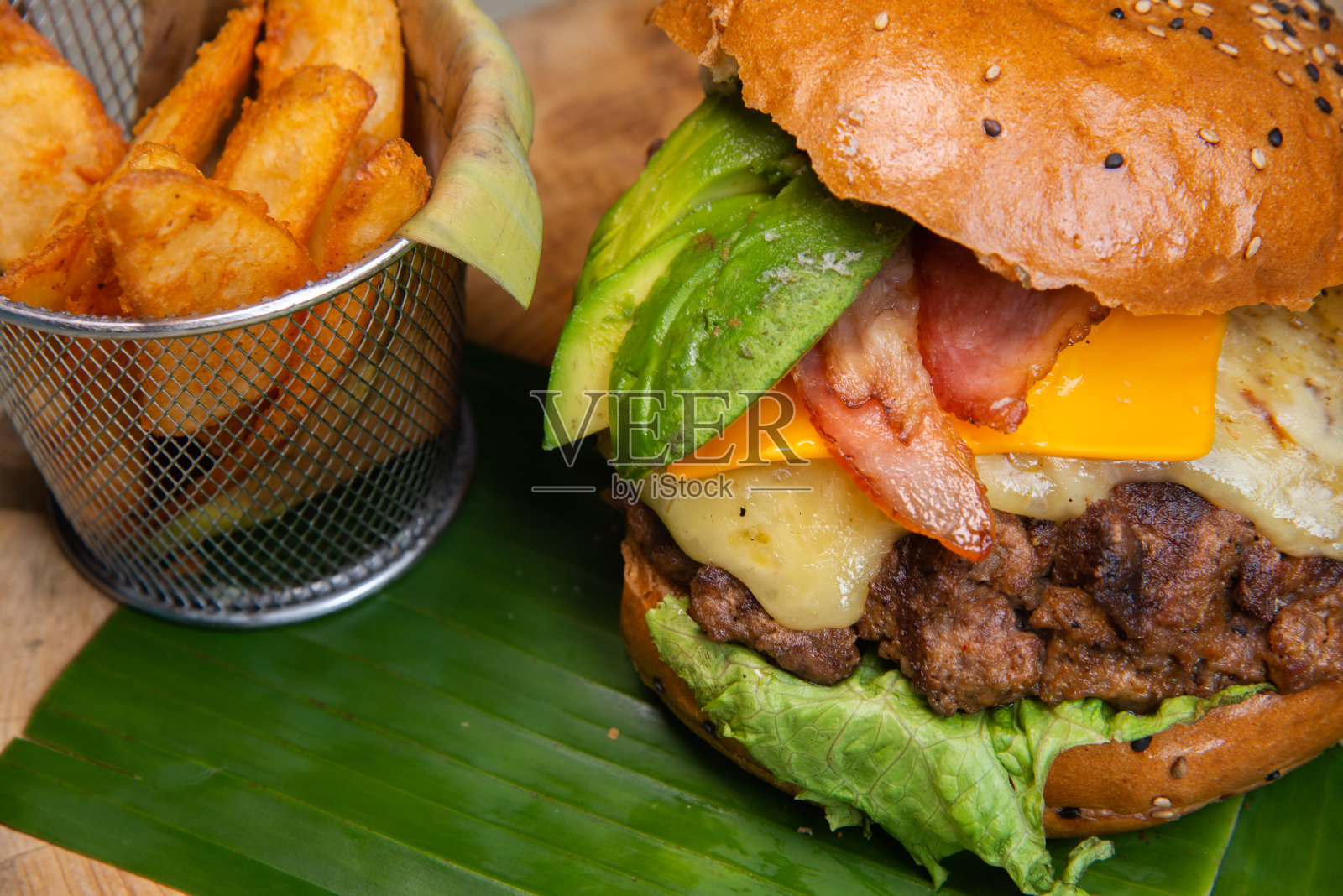 多汁的肉汉堡和奶酪照片摄影图片