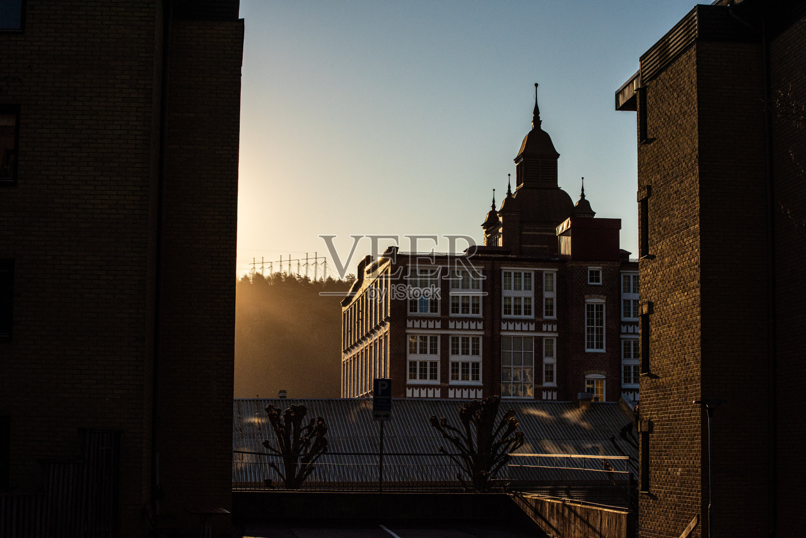 夕阳下的老式工厂建筑。照片摄影图片