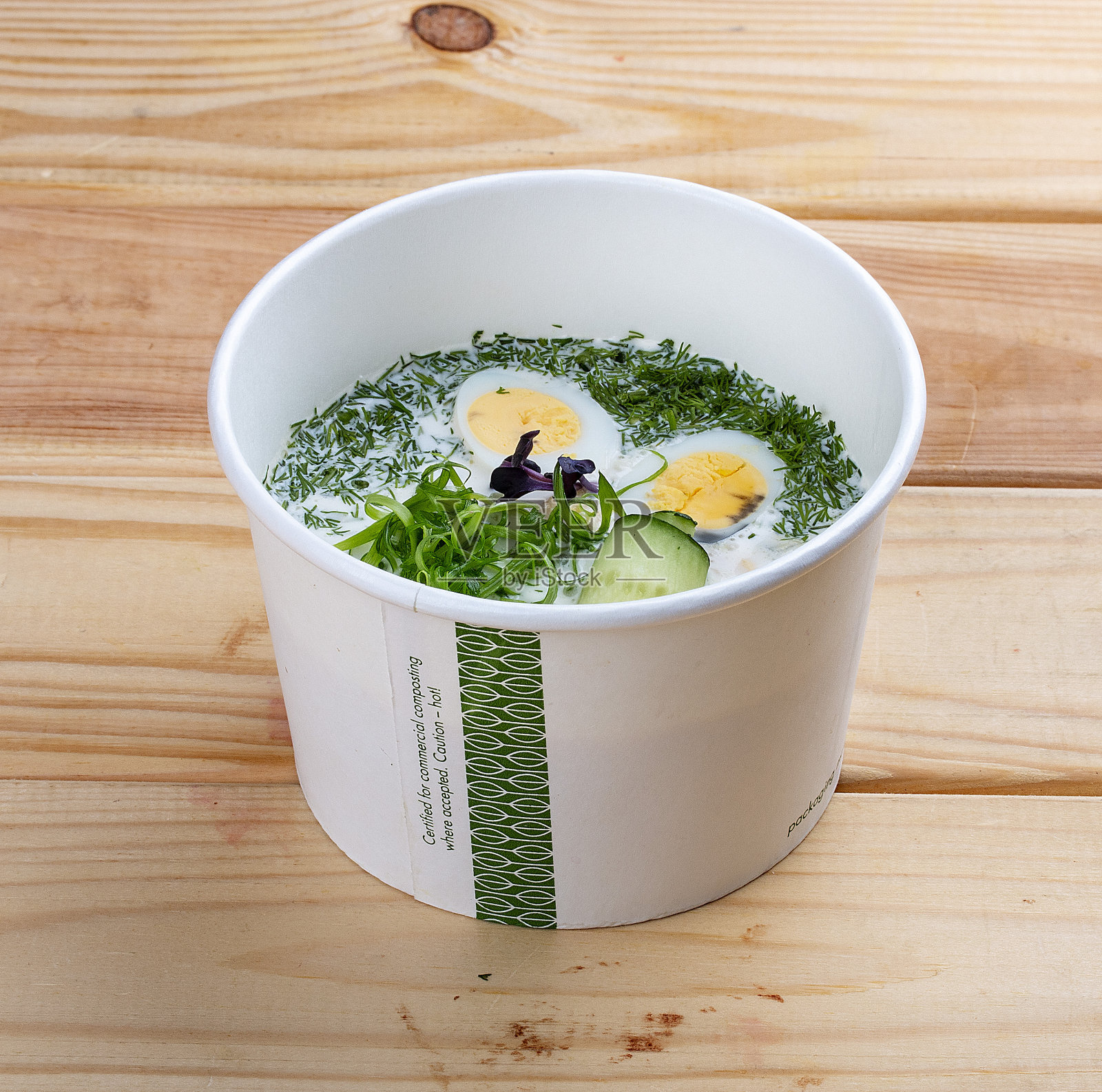 冷奥克罗什卡汤，鸡蛋，蔬菜，肉，香草和开菲尔照片摄影图片