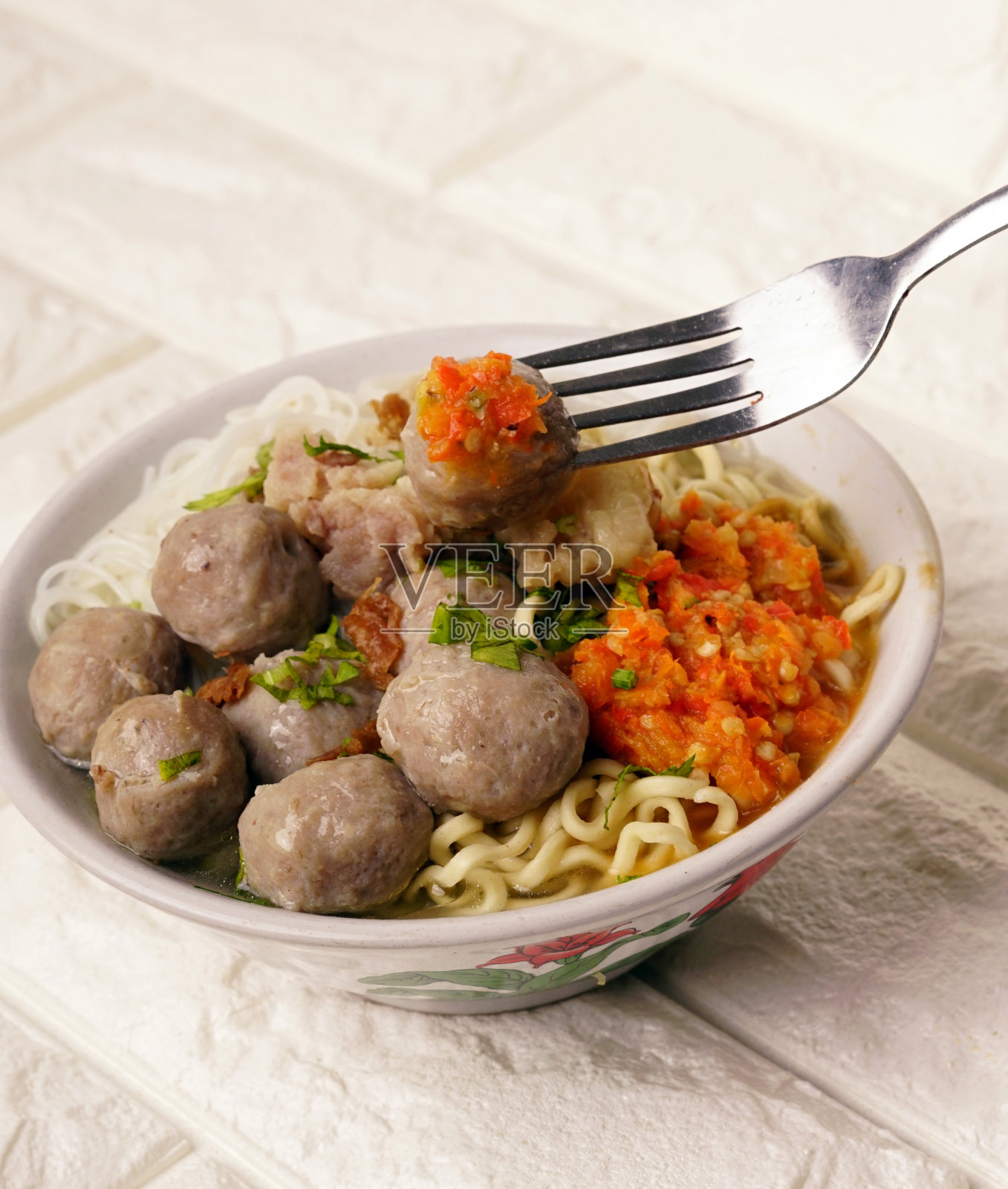 美味的牛肉肉丸汤，美味健康的汤，配上新鲜的辣椒酱照片摄影图片