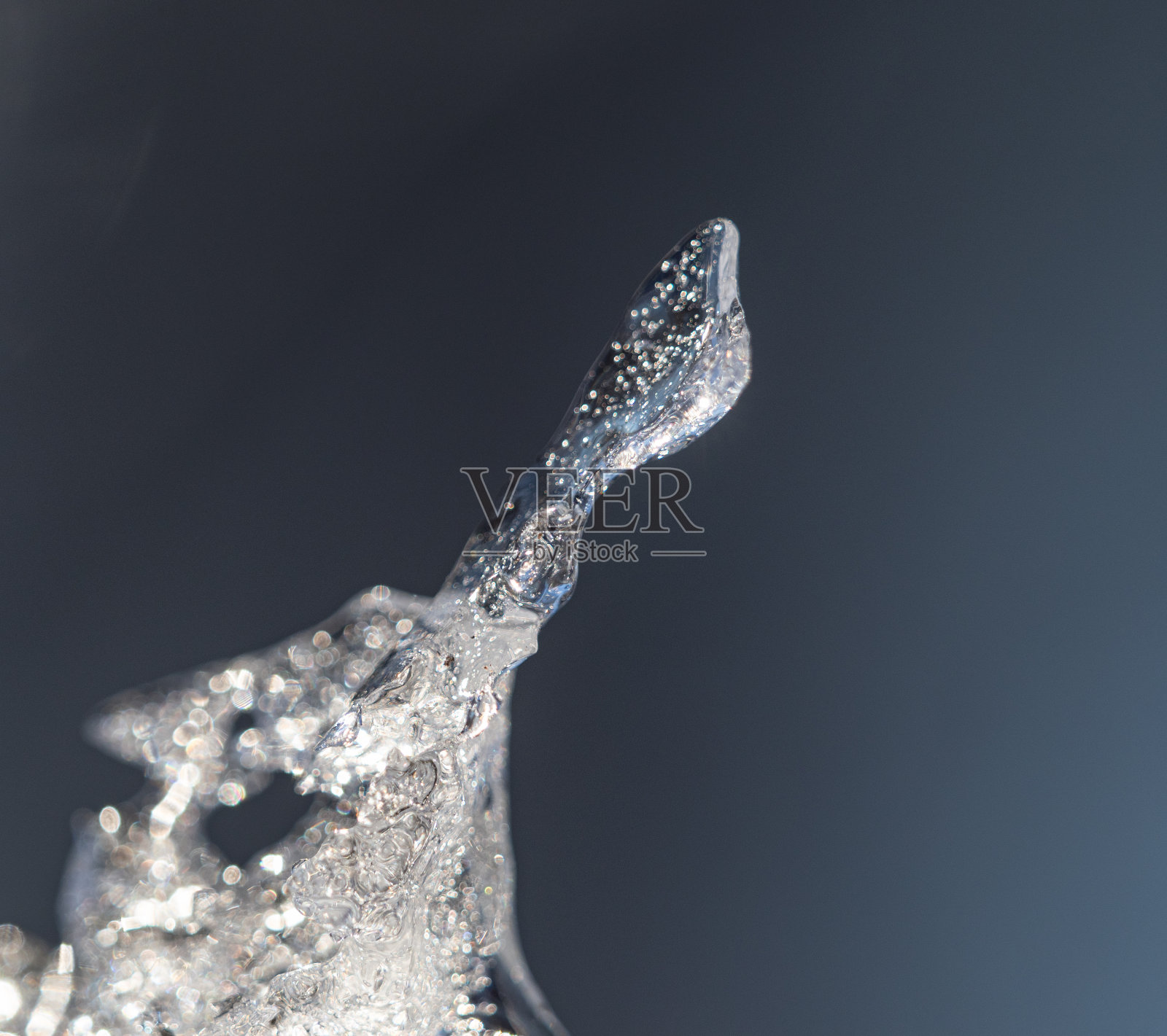 冰看起来像是从水面上融化了照片摄影图片