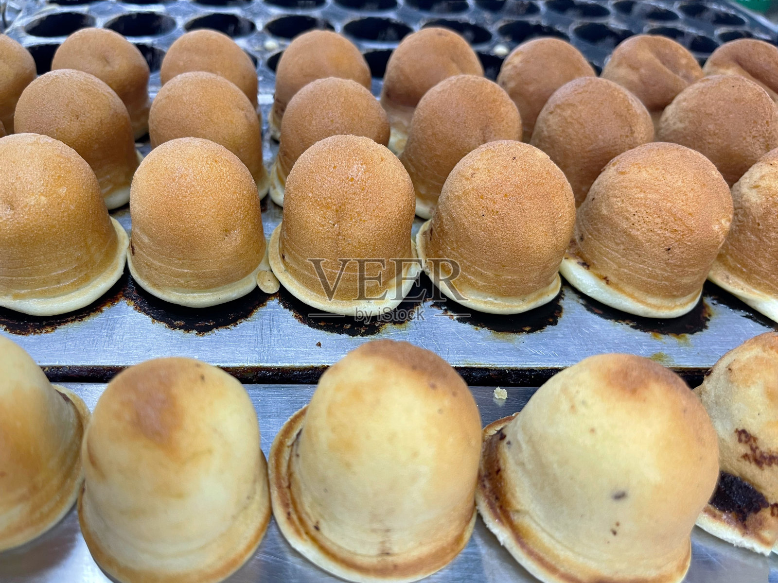 马来西亚柔佛州的街头小贩正在烹制美味的卡亚球照片摄影图片