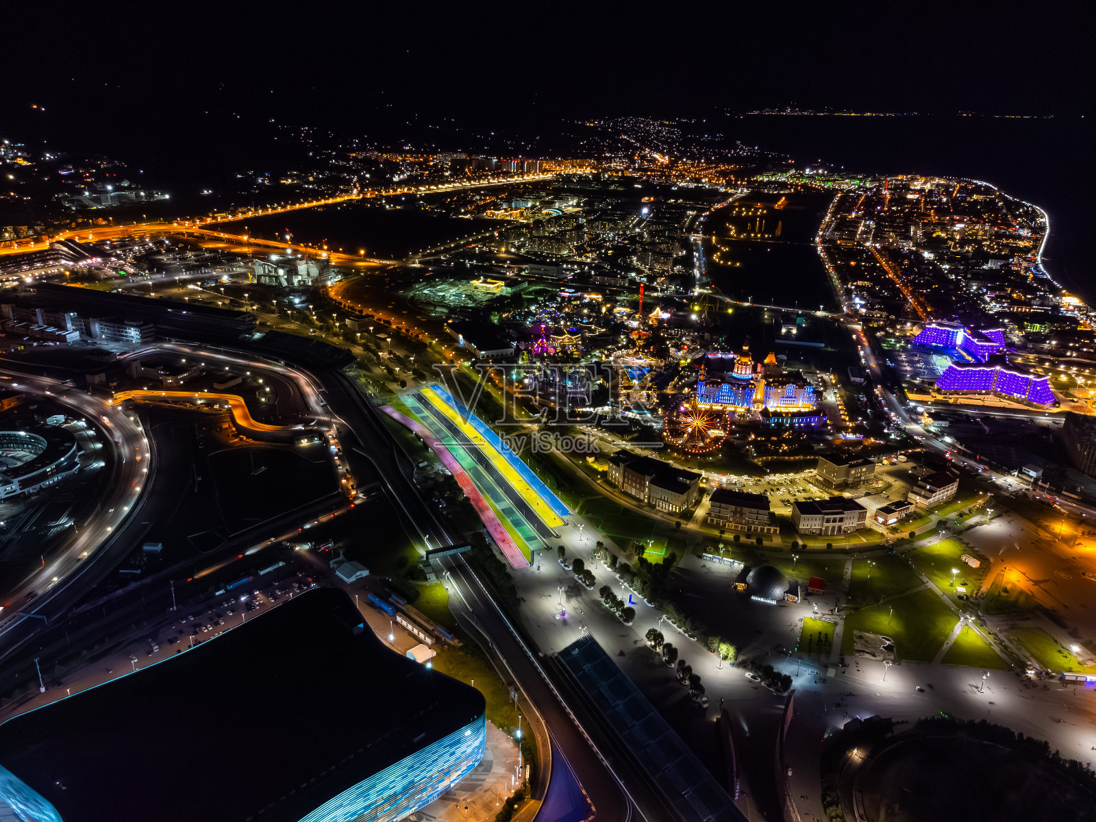 从空中俯瞰夜间的索契照片摄影图片