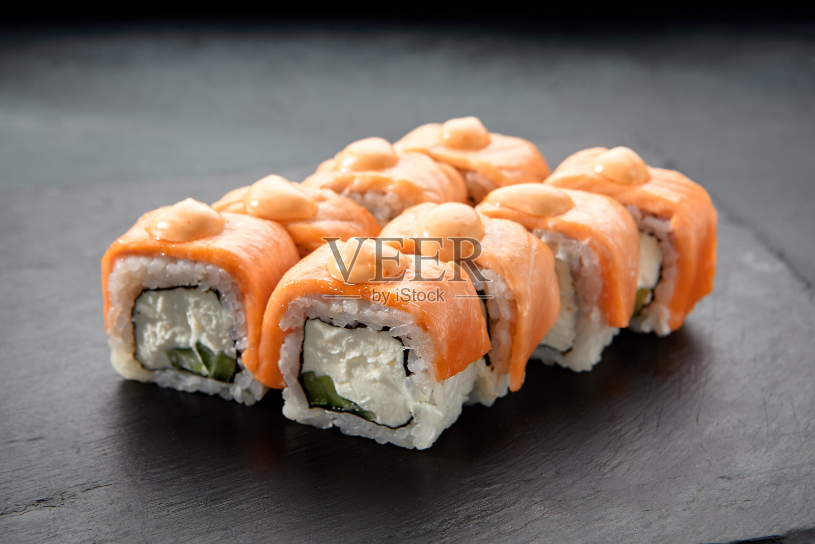 烤费城寿司卷配辣酱，每一口都有奶油和浓郁的味道照片摄影图片