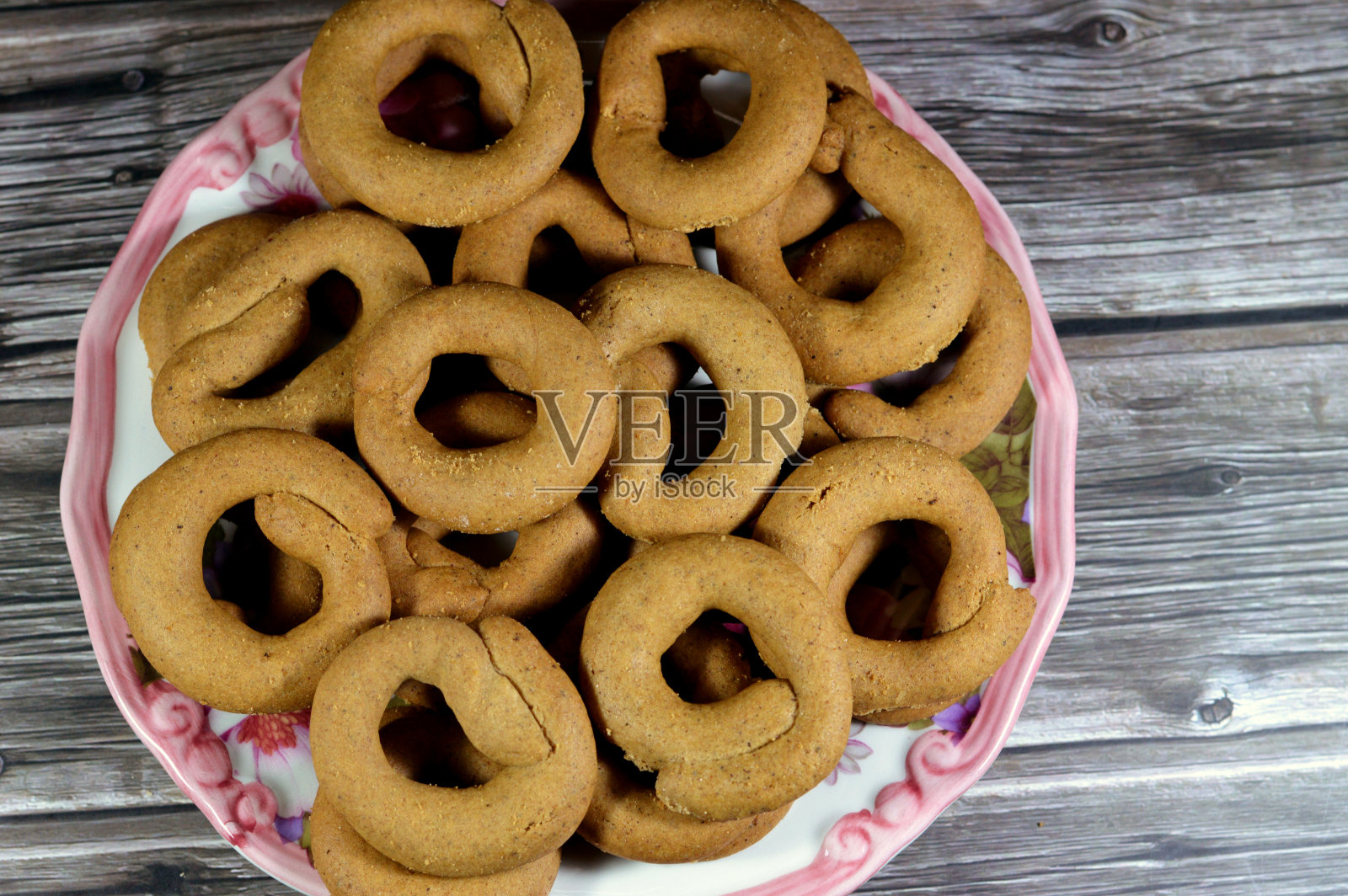 肉桂饼干，以面粉为基础，加入糖和肉桂烤制的香甜酥脆小吃，佐以茶和饮品照片摄影图片
