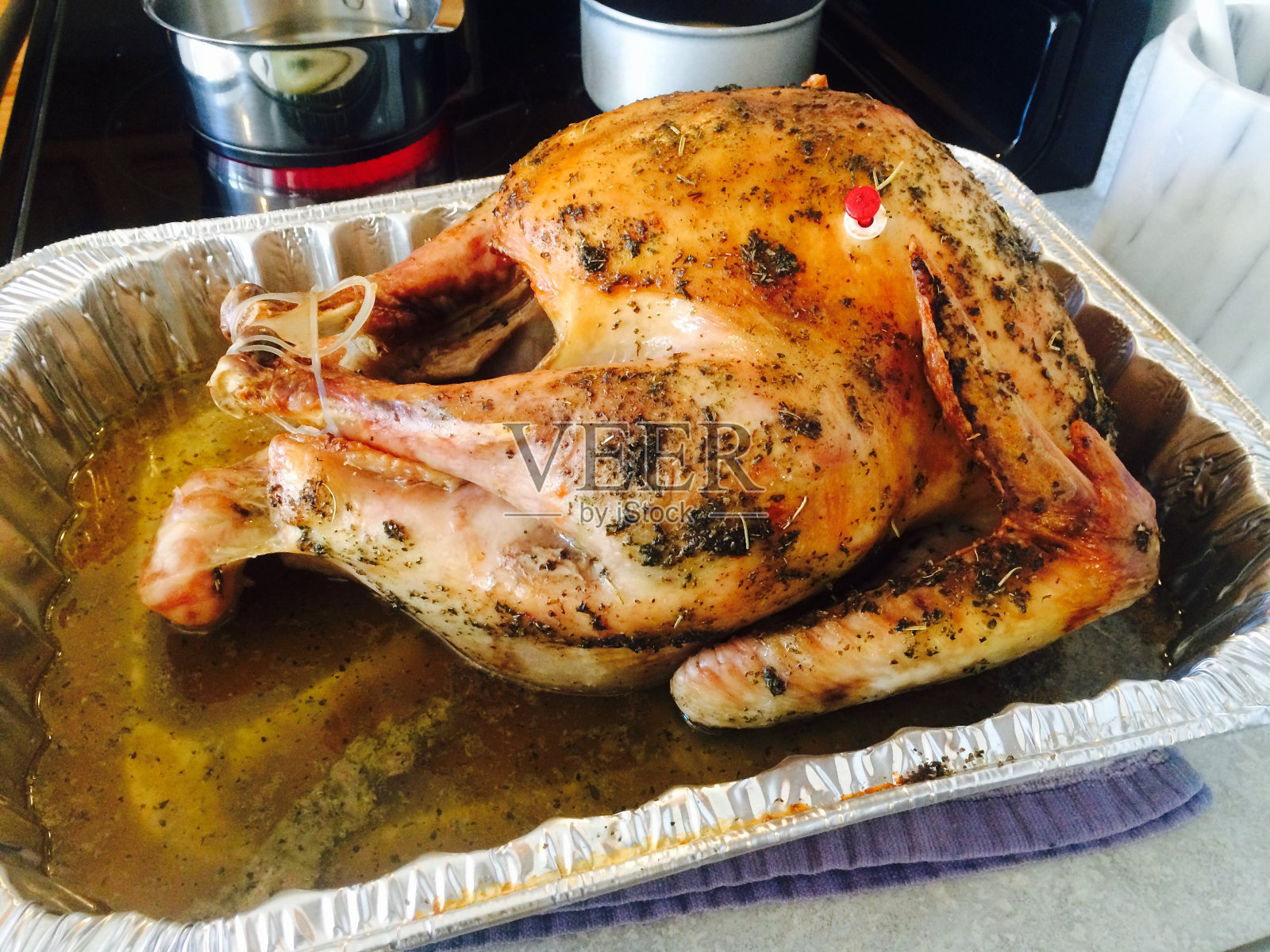 新鲜烤火鸡托盘，传统家庭烹饪照片摄影图片