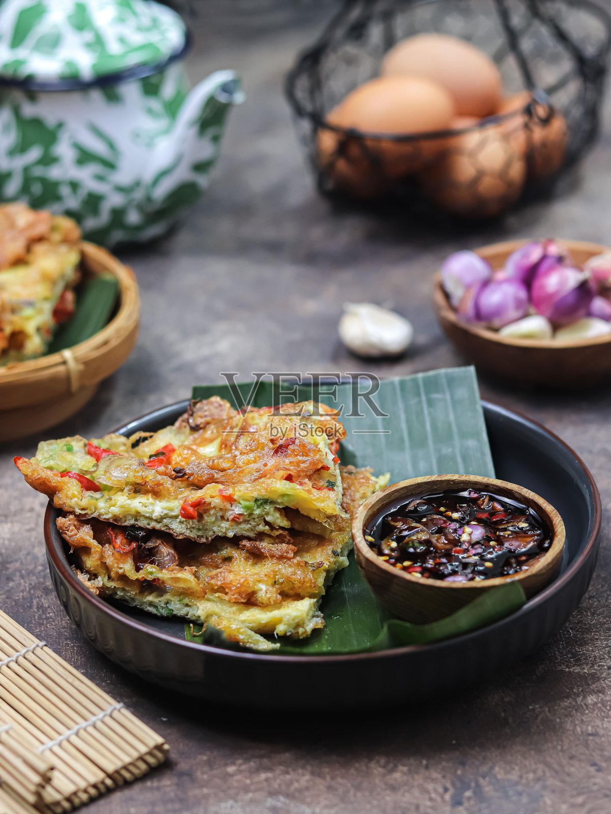 Telur dadar，或煎蛋，是煎蛋的一种变体照片摄影图片