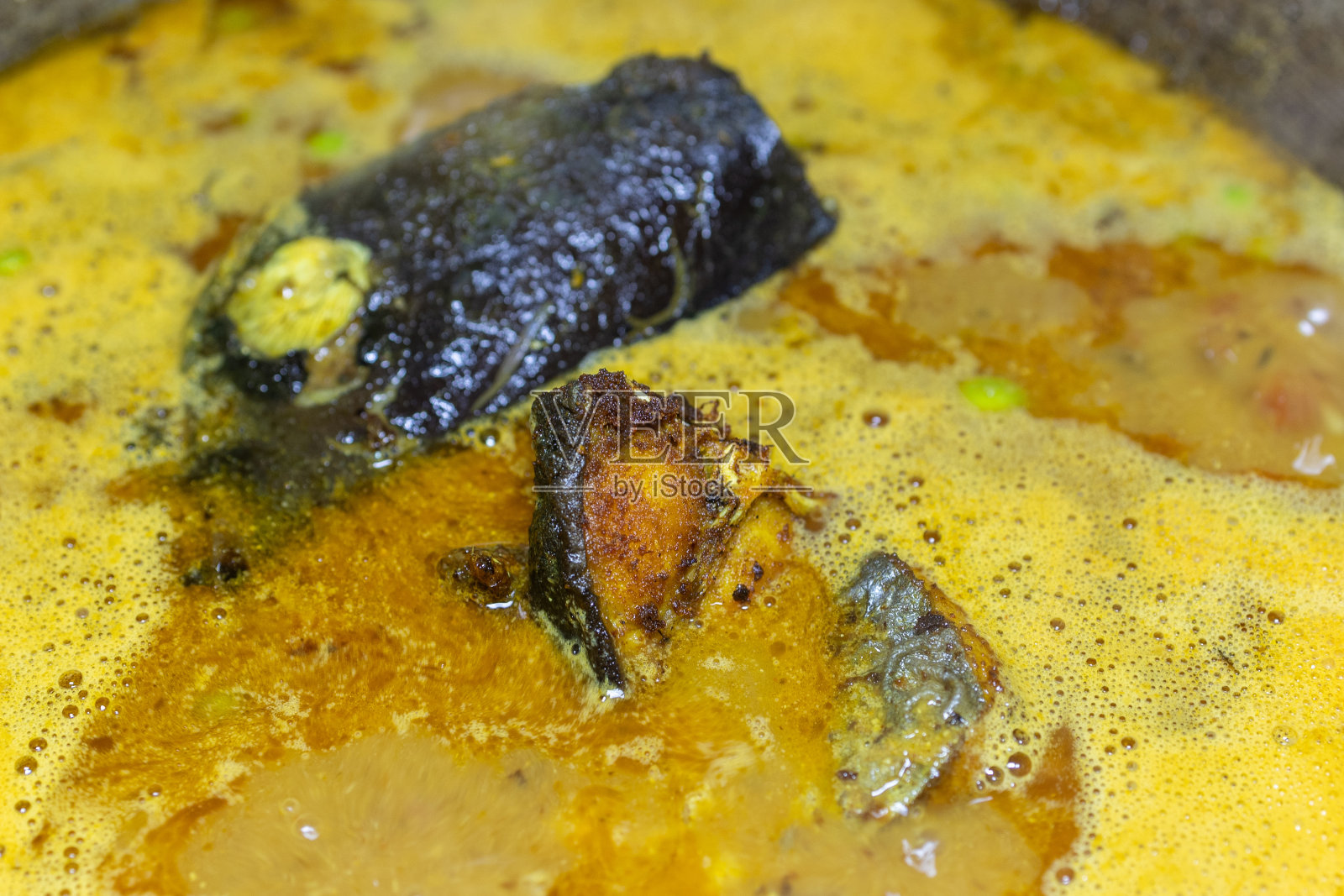 白天在家里的大锅里煮新鲜的鱼肉汁照片摄影图片