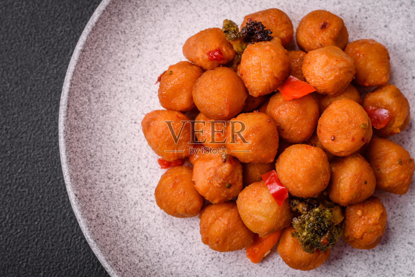 美味的油炸土豆球配上蔬菜、盐、香料和香草照片摄影图片