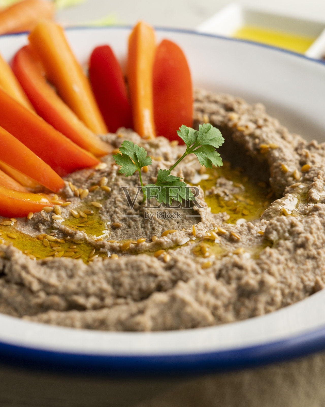 小扁豆鹰嘴豆泥配胡萝卜和红辣椒。照片摄影图片