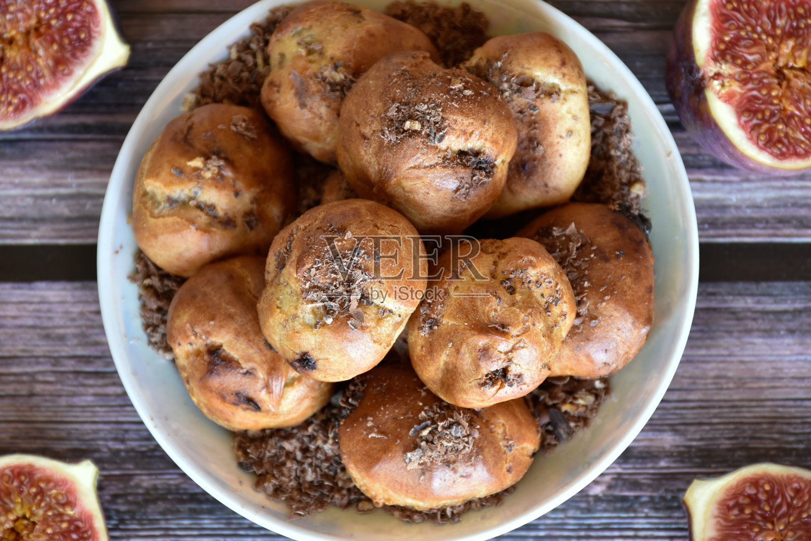 巧克力巧克力夹心蛋糕，半块无花果。照片摄影图片