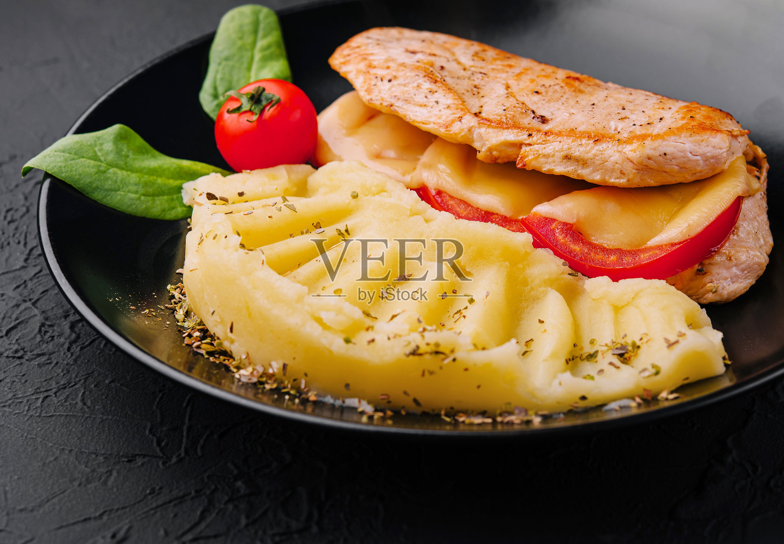 烤鸡柳配芝士和土豆泥照片摄影图片