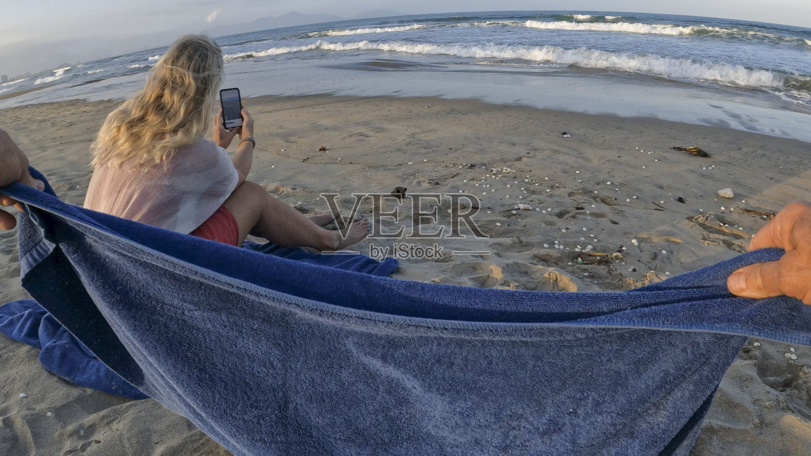 POV给成熟的女人使用手机照片摄影图片