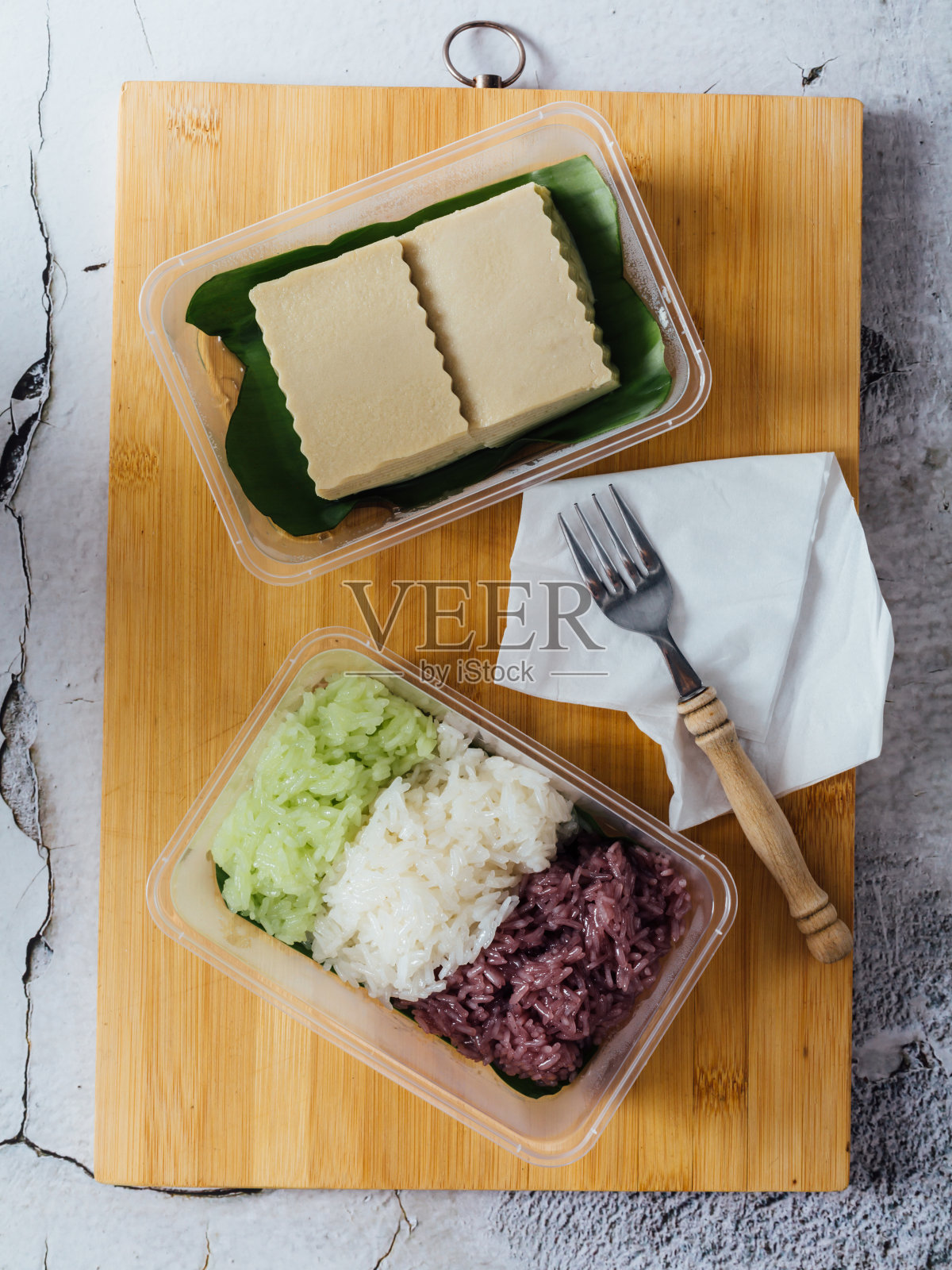 蛋奶沙司甜点，泰国甜点塑料盒照片摄影图片