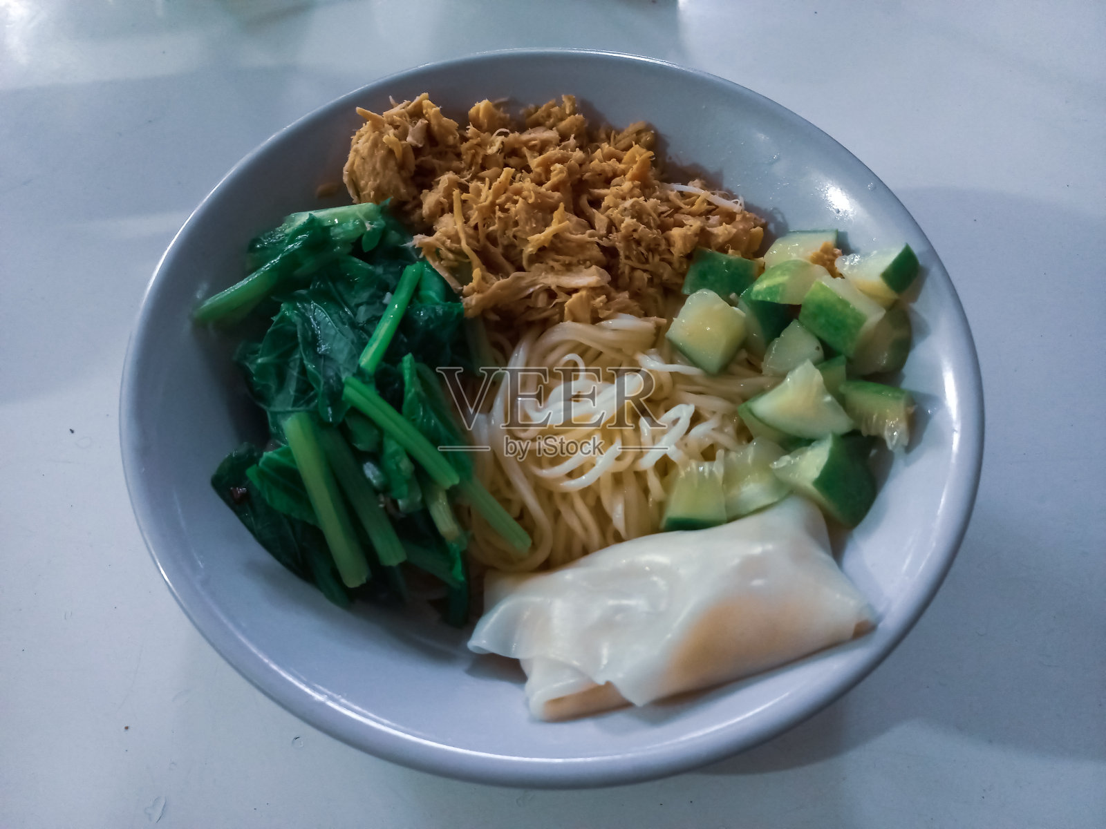 鸡肉馄饨面照片摄影图片