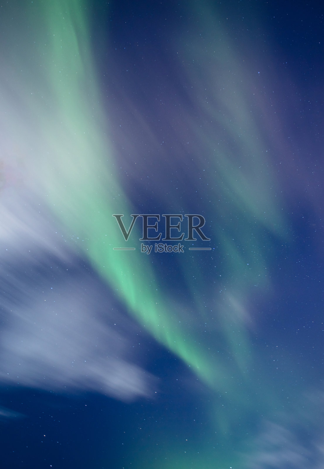 北极光、月光和云彩照片摄影图片