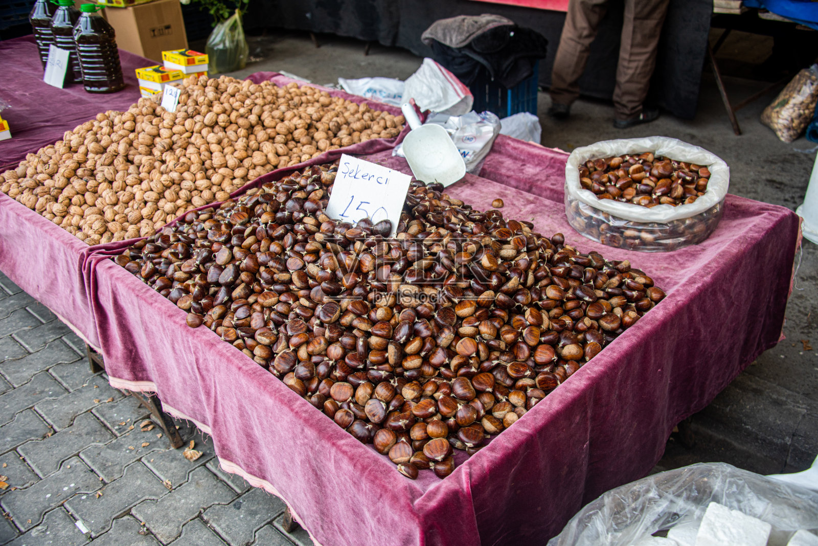 市场摊位上的核桃和栗子照片摄影图片