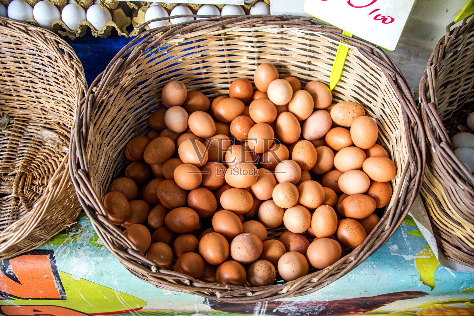 市场摊位上的鸡蛋篮子照片摄影图片