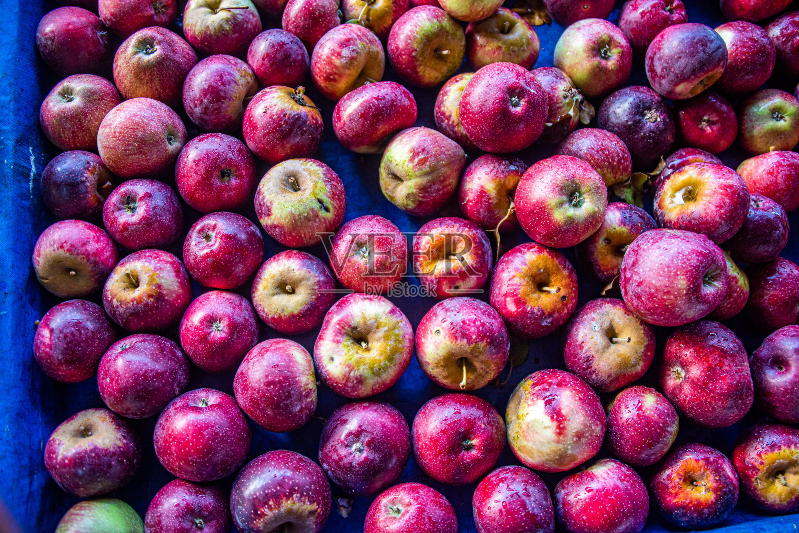 市场摊位上的苹果照片摄影图片