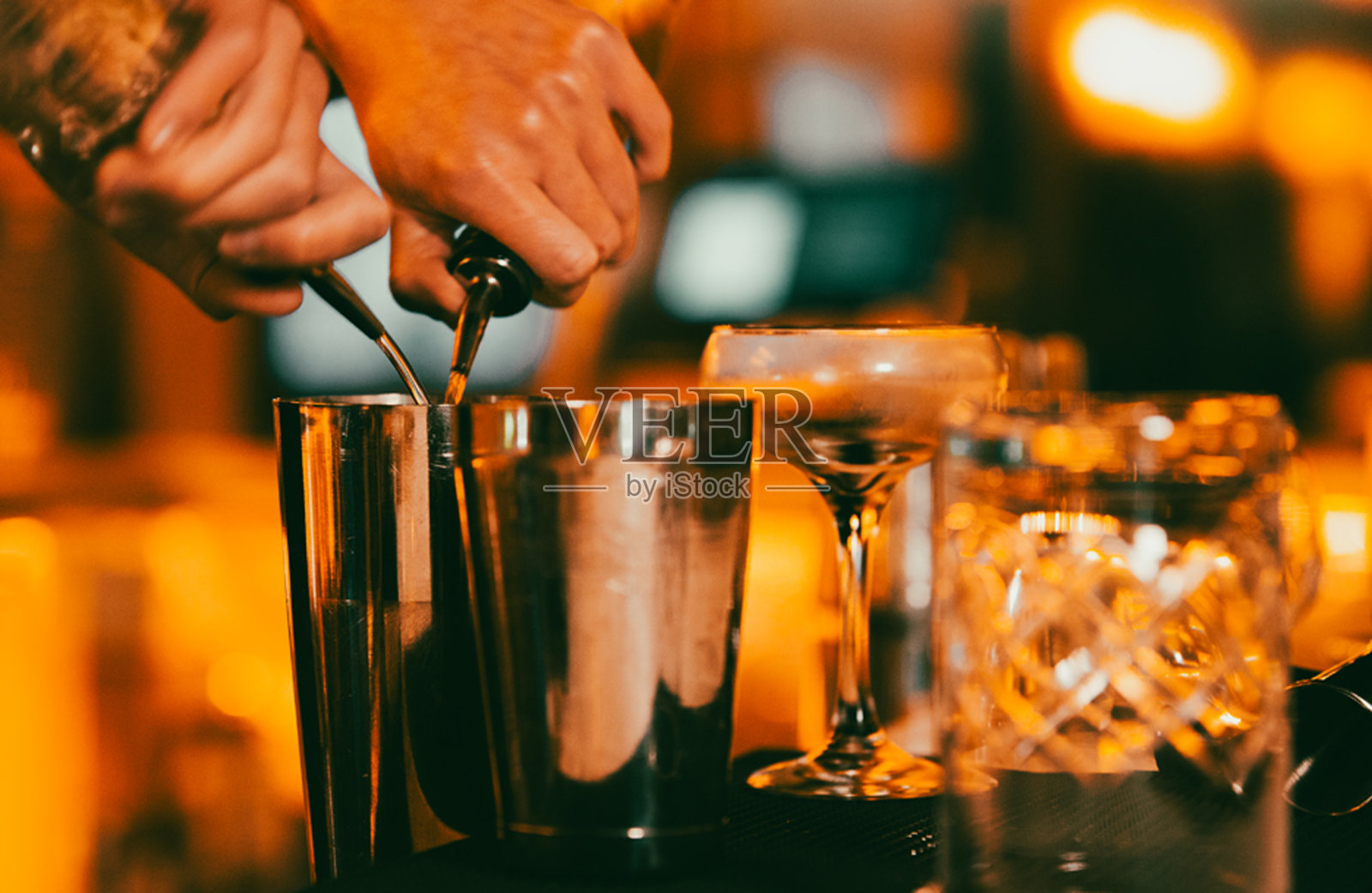 调酒师调鸡尾酒照片摄影图片