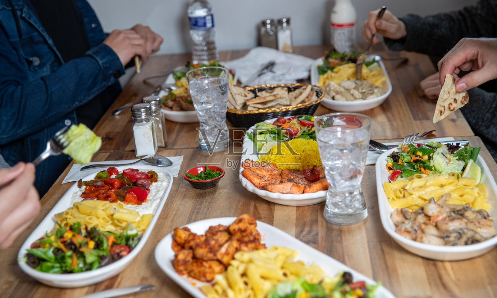 四人一桌吃晚饭照片摄影图片