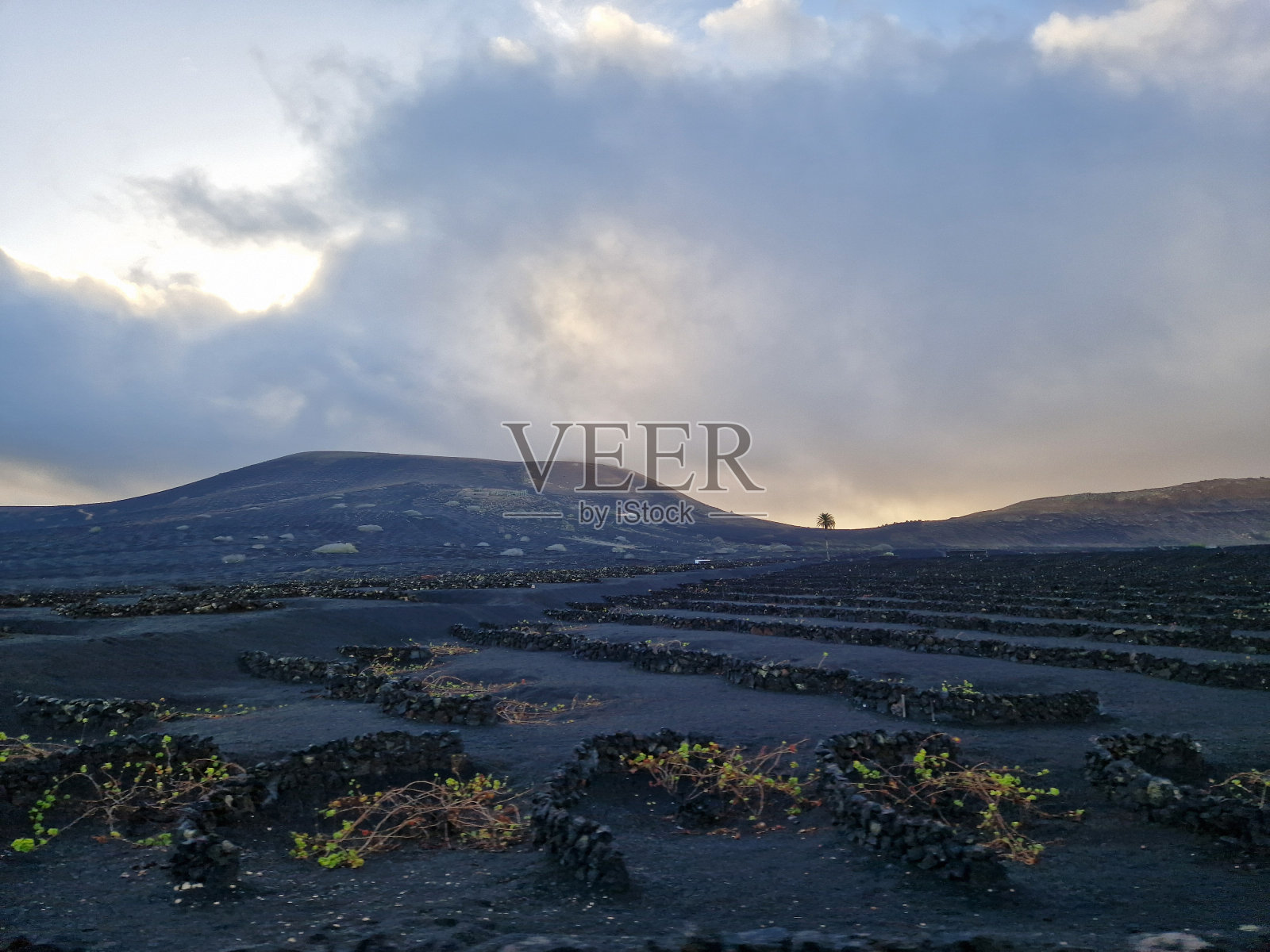 西班牙加那利群岛兰萨罗特岛火山上空低垂的云层照片摄影图片