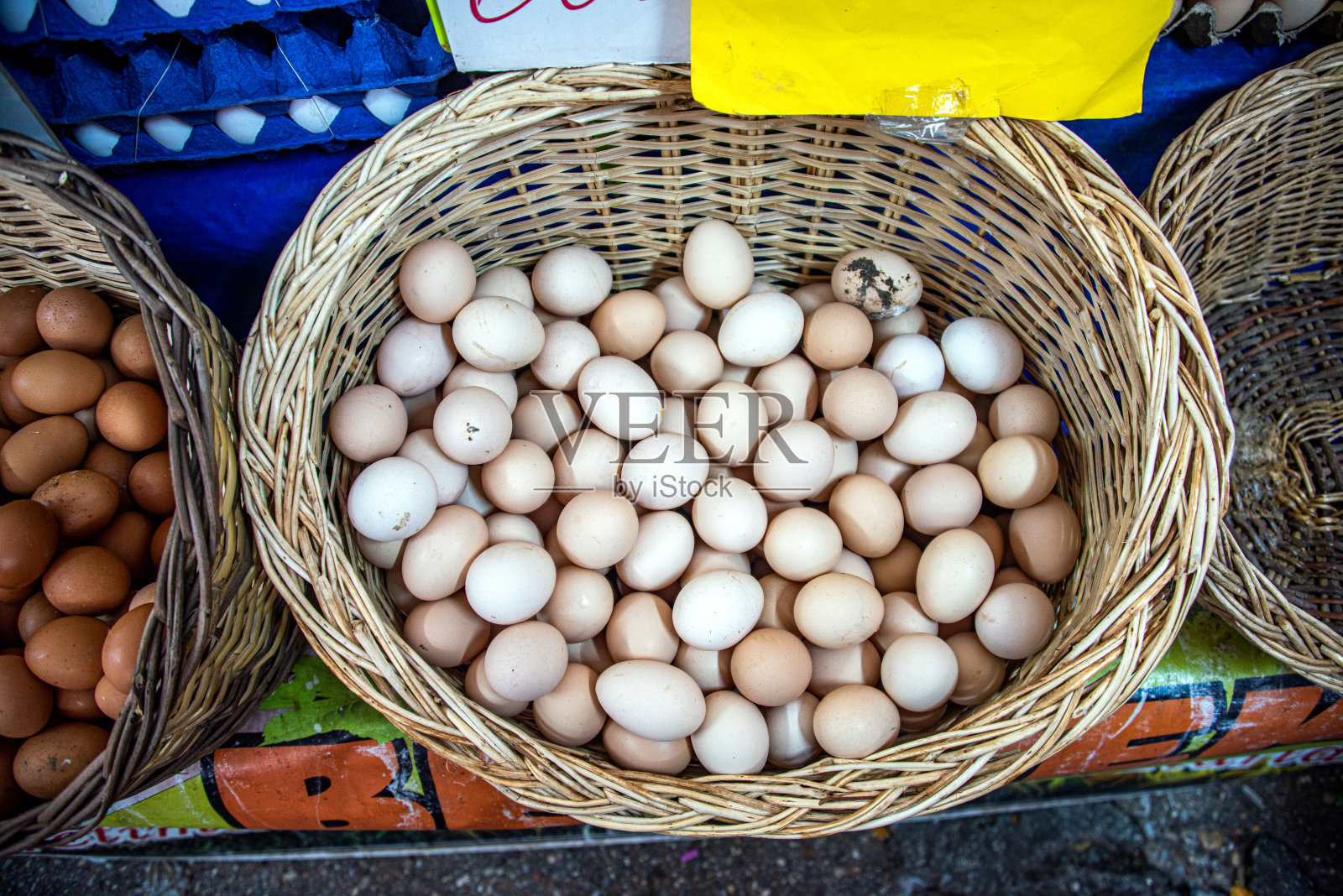 市场摊位上的鸡蛋篮子照片摄影图片