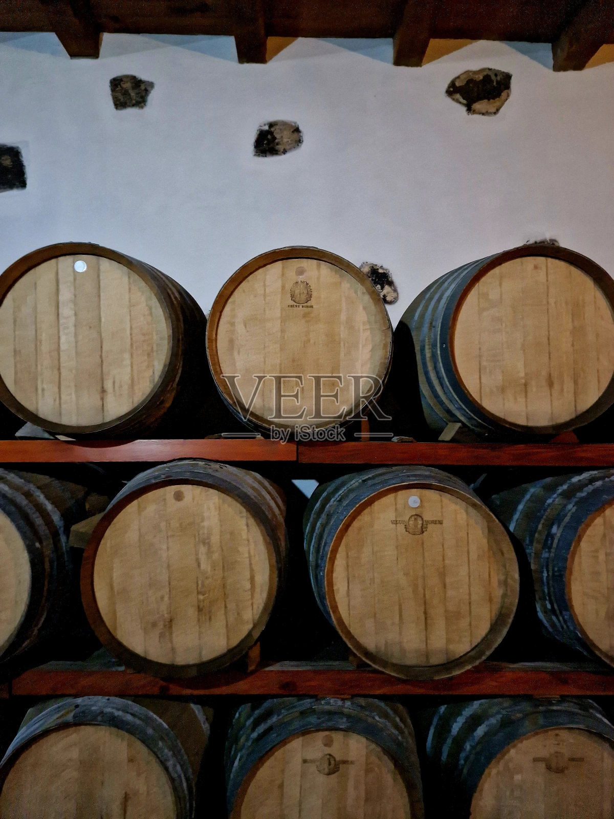 葡萄园酒窖中的橡木酒桶照片摄影图片