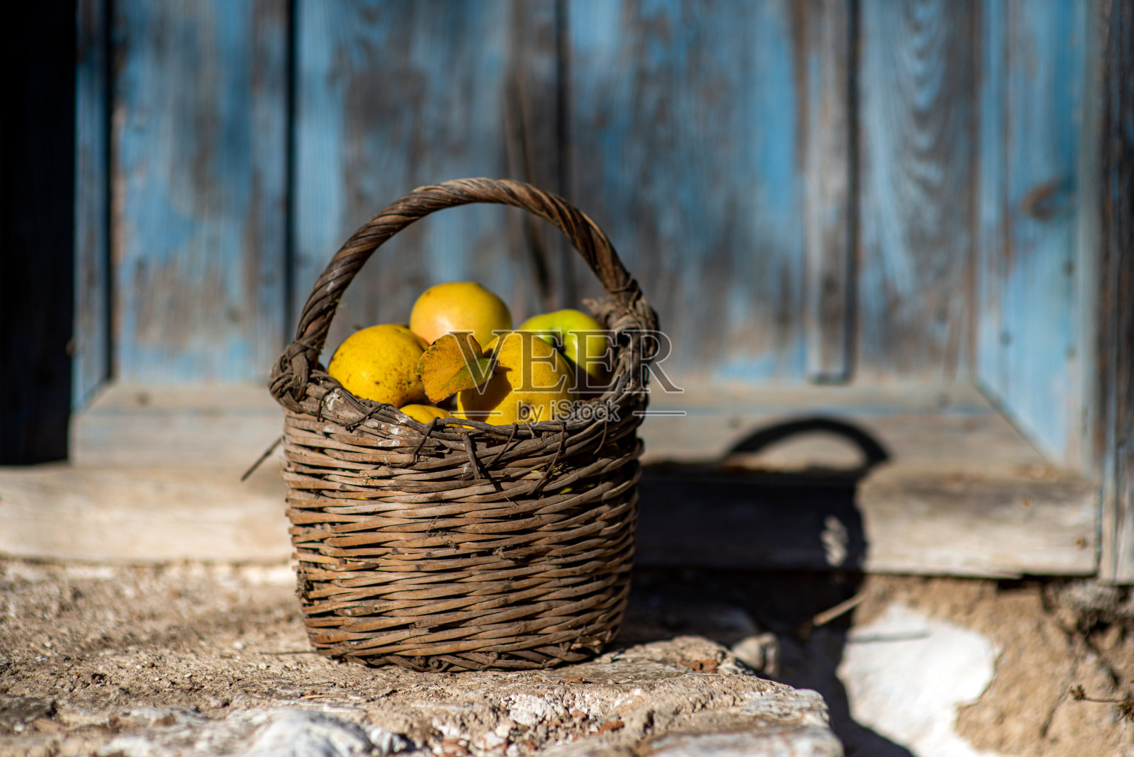 旧蓝门前的昆斯篮子照片摄影图片